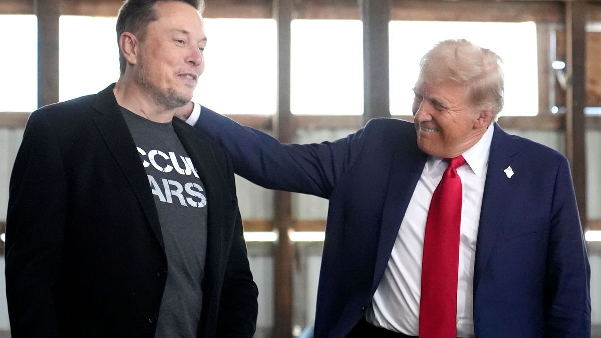 5. Oktober 2024, USA, Butler: Elon Musk, CEO von Tesla und SpaceX, und der republikanische Präsidentschaftskandidat und ehemalige US-Präsident Donald Trump 