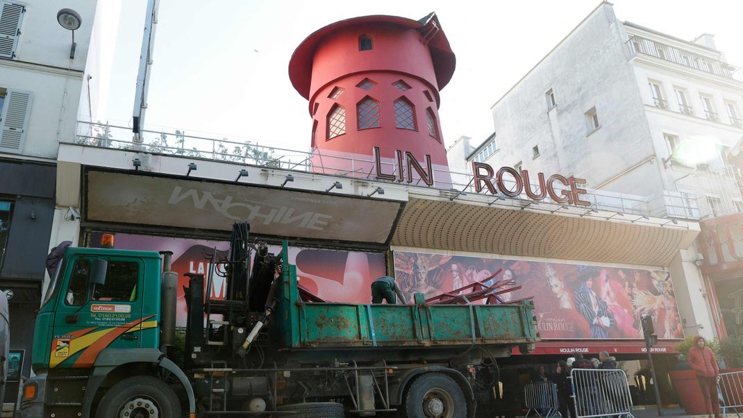 In der Nacht zu Donnerstag (25. April) stürzte dem Moulin Rouge nicht nur das komplette Windrad ab, sondern auch drei Leuchtbuchstaben.