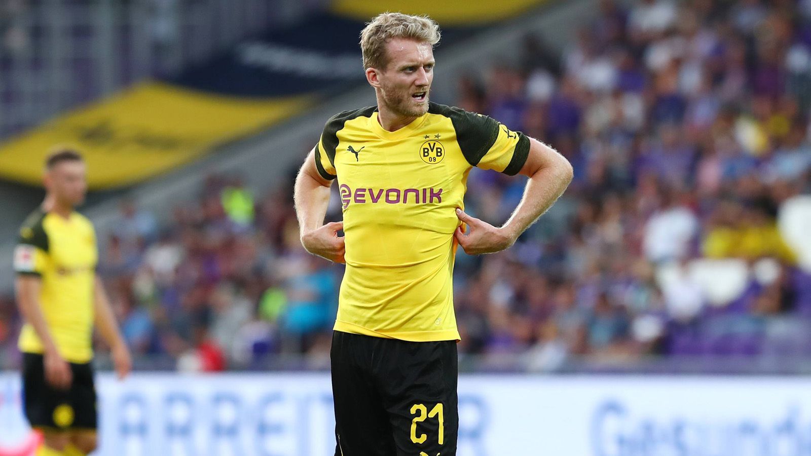 
                <strong>Andre Schürrle</strong><br>
                Zum BVB kam Schürrle im Sommer 2016 für 30 Millionen Euro und galt als Hoffnungsträger, gemeinsam mit Marco Reus und Götze. Vor allem da Schürrle zuvor beim VfL Wolfsburg durchaus starke Leistungen zeigte mit 23 Scorerpunkten in 63 Spielen. Doch beim BVB kam Schürrle nie wirklich in Tritt, obwohl er mit vielen Vorschusslorbeeren verpflichtet wurde. "Seine Qualität wird für unsere Mannschaft sehr wertvoll sein", erklärte Dortmunds Sportdirektor Michael Zorc bei Schürrles Verpflichtung. Diesen Worten konnte Schürrle nur selten Taten folgen lassen.
              