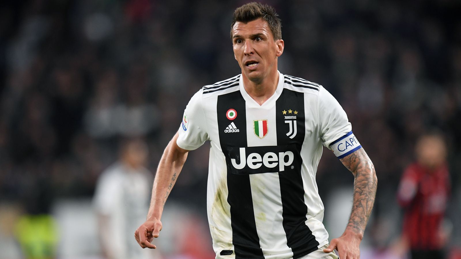 
                <strong>Mario Mandzukic (interessierter Verein unbekannt)</strong><br>
                Bei Juventus Turin scheint der kroatische Vize-Weltmeister Mario Mandzukic nicht mehr allzu gute Karten zu haben. Deshalb soll sich der 33 Jahre alte Stürmer, der früher auch in der Bundesliga spielte, laut "Sky Italia" derzeit in Katar befinden, um mit einem nicht genannten Verein über einen möglichen Wechsel zu verhandeln. Da in Katar das Transferfenster noch bis Ende September geöffnet ist, wäre ein Wechsel immer noch problemlos möglich. In der laufenden Saison der Serie A kam Mandzukic bei der "Alten Dame" noch überhaupt nicht zum Einsatz und wurde vom italienischen Meister zuletzt auch nicht für den Champions-League-Kader nominiert. 
              