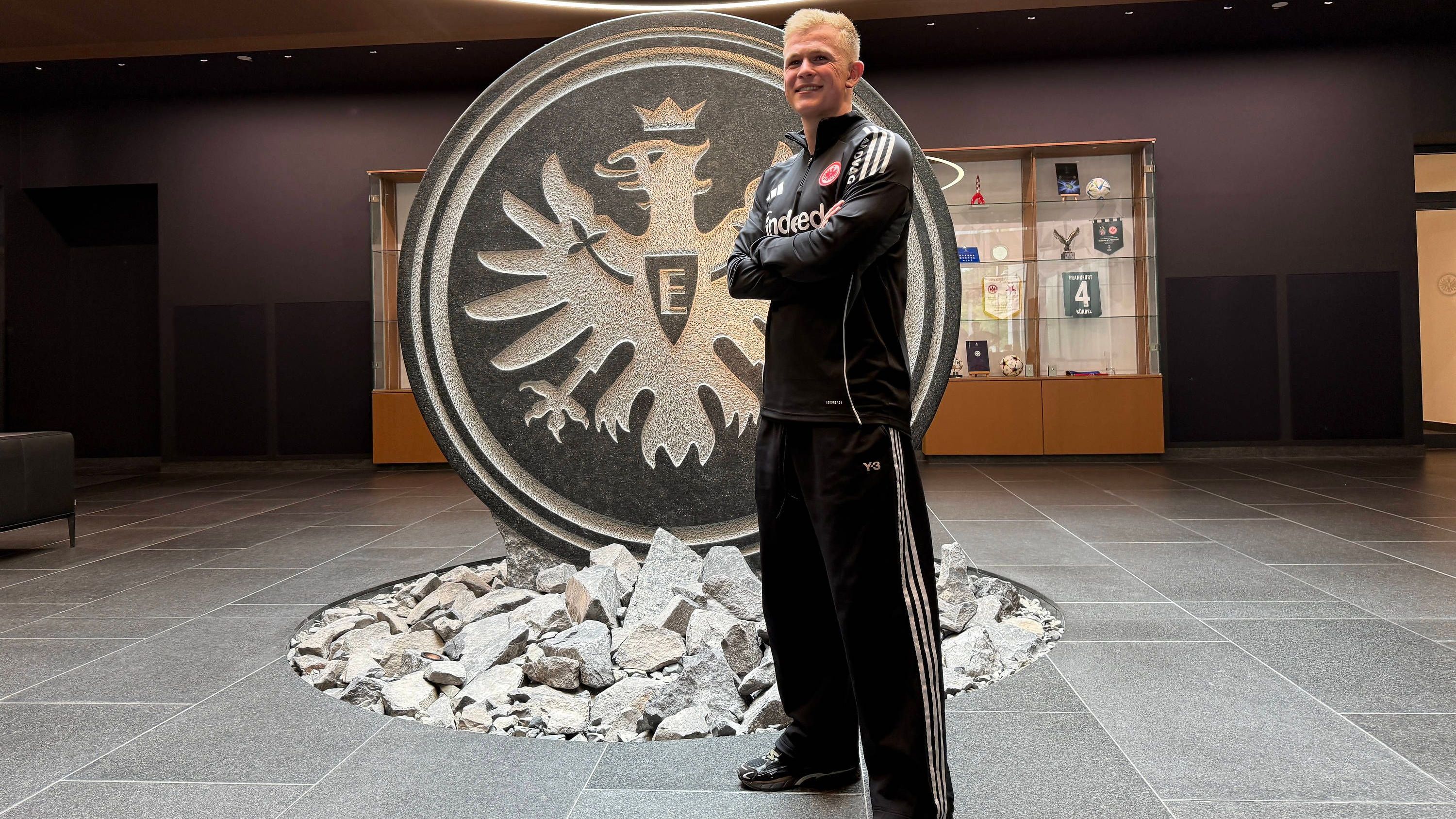 <strong>Eintracht Frankfurt</strong><br><em><strong>Zugänge:</strong></em><br>Jonathan Burkardt (1.FSV Mainz 05, Ablöse: 21 Mio. Euro)<br>Rasmus Kristensen (Leeds United, Ablöse: 6 Mio. Euro)<br><br><strong><em>Abgänge:</em></strong><br>Igor Matanovic (SC Freiburg, Ablöse: 6,7 Mio. Euro)<br>Nacho Ferri (KVC Westerlo, Ablöse: 2 Mio. Euro)