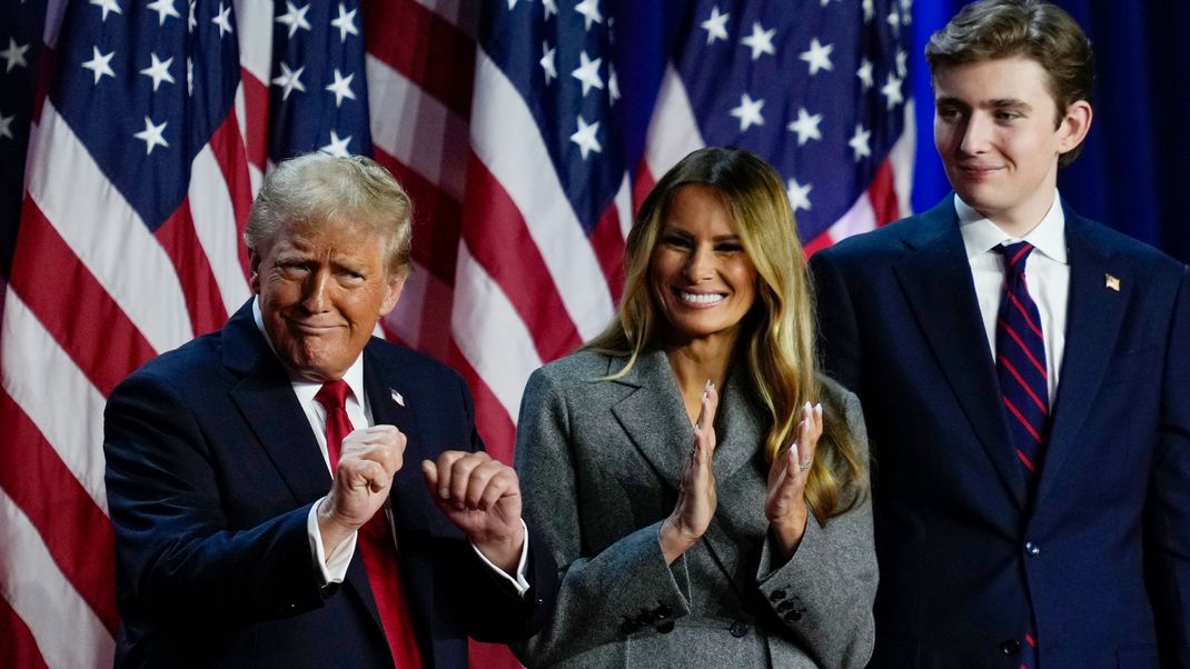 Donald Trump tanzt auf der Bühne mit der ehemaligen und neuen First Lady Melania Trump und Sohn Barron Trump bei einer Wahlparty.