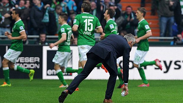 
                <strong>Papierkugel </strong><br>
                Eine Papierkugel entscheidet 2009 das Halbfinal-Rückspiel des UEFA Cups zwischen dem Hamburger SV und Werder Bremen. Der Ball trifft die Papierkugel und verspringt, sodass HSV-Verteidiger Gravgaard ungewollt zur Ecke klärt. Daraus resultiert das Tor von Werder-Stürmer Pizarro. Am Ende gewinnt Bremen 3:2 und zieht ins Finale ein.
              