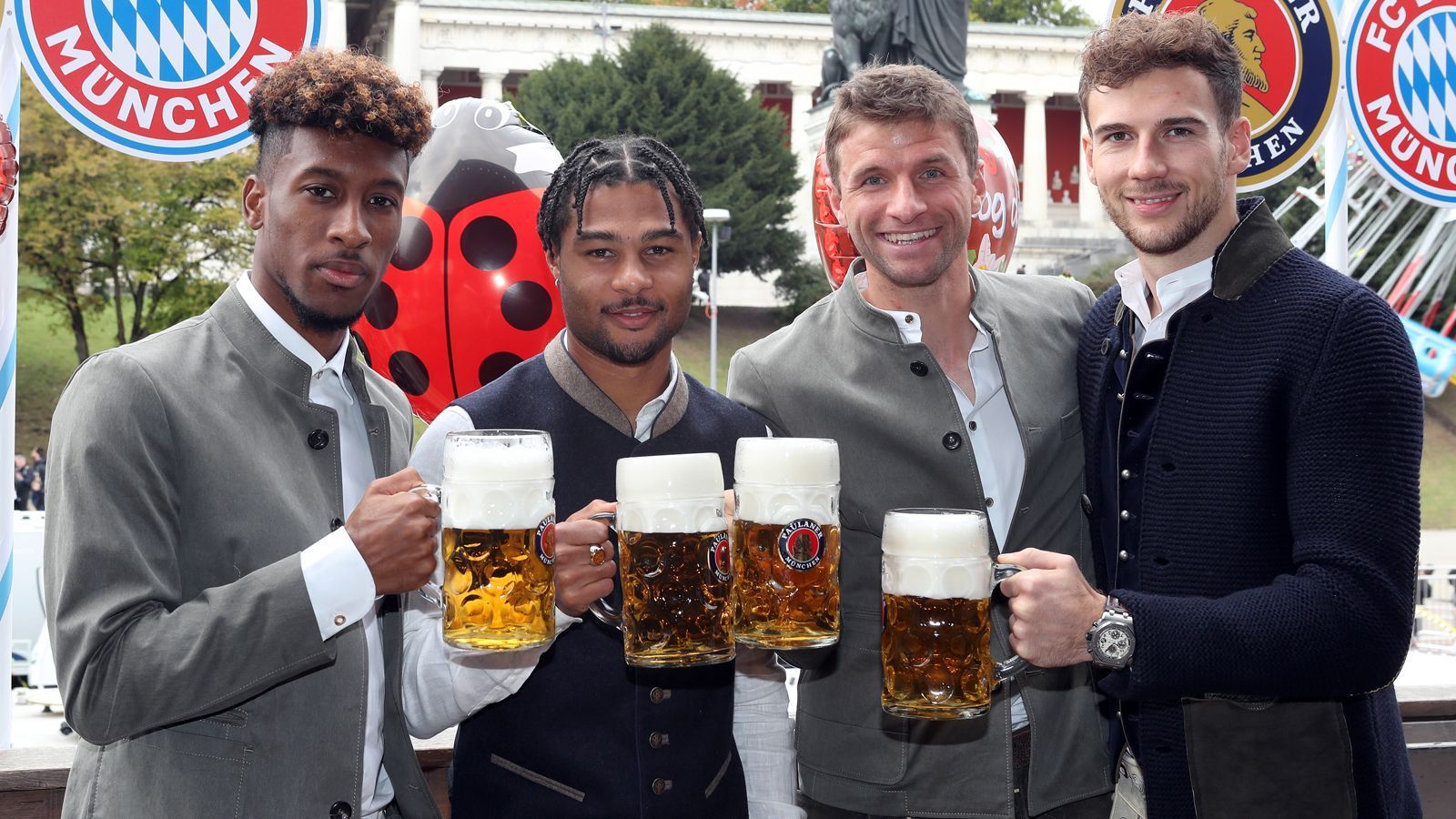 
                <strong>Die Bayern-Stars auf dem Oktoberfest 2019</strong><br>
                Einen Tag nach der 1:2-Heimpleite gegen Hoffenheim stand für die Bayern-Stars der obligatorische Besuch des Münchner Oktoberfestes an. Trotz des Frusts über die Niederlage gegen die TSG herrschte bei den Münchner Stars offenbar eine gute Stimmung.
              