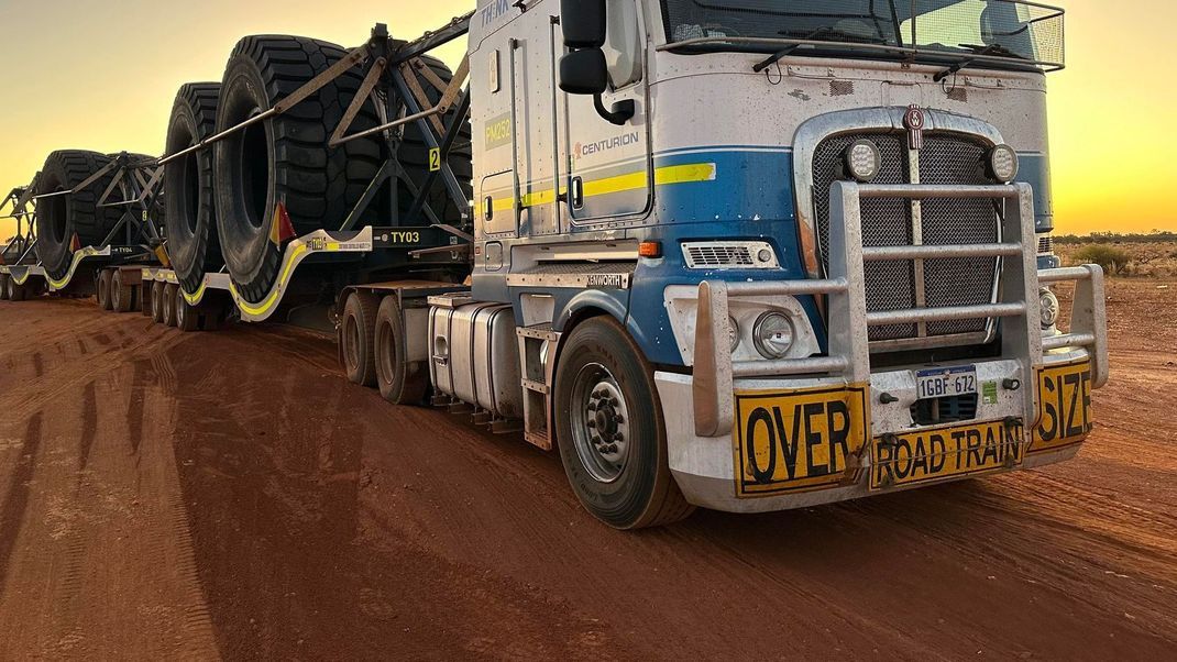 Mehr Glück als Verstand: Ein betrunkener Mann "reiste" 400 Kilometer weit unter einem LKW hängend durch Australien (Symbolbild)