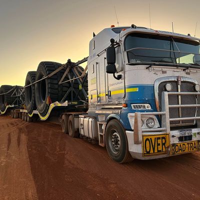 Betrunkener legt in Australien 400 Kilometer unter einem Lastwagen zurück