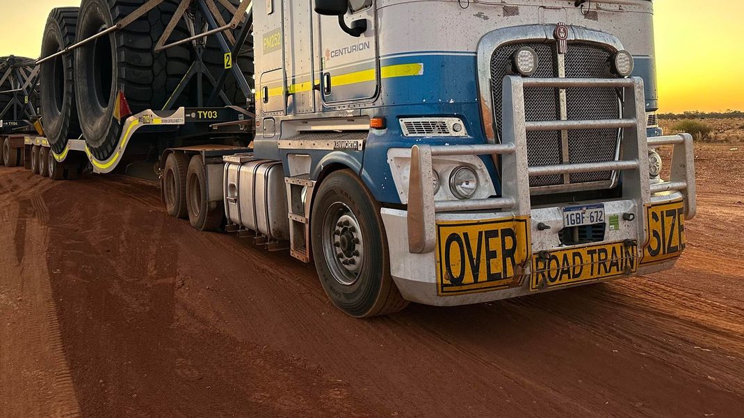 Betrunkener legt in Australien 400 Kilometer unter einem Lastwagen zurück