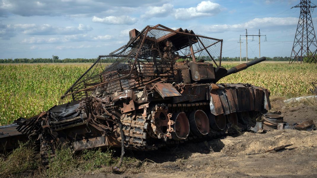 Ein zerstörter russischer Panzer liegt am Straßenrand im Gebiet von Kursk.