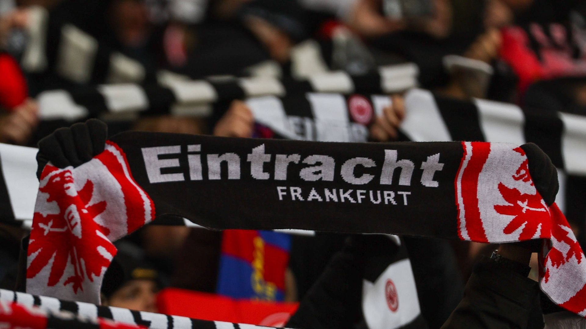 
                <strong>Platz 5 - Deutsche Bank Park (Eintracht Frankfurt)</strong><br>
                Was die Atmosphäre angeht, liegt das Frankfurter Stadion direkt hinter Werder. In der Fan-Erlebnis-Gesamtwertung steht es einen Platz vor der Arena von Werder. Das hat auch damit zu tun, dass es in Sachen Barrierefreiheit ein weitaus besseres Zeugnis ausgestellt bekommt als das Weserstadion.
              