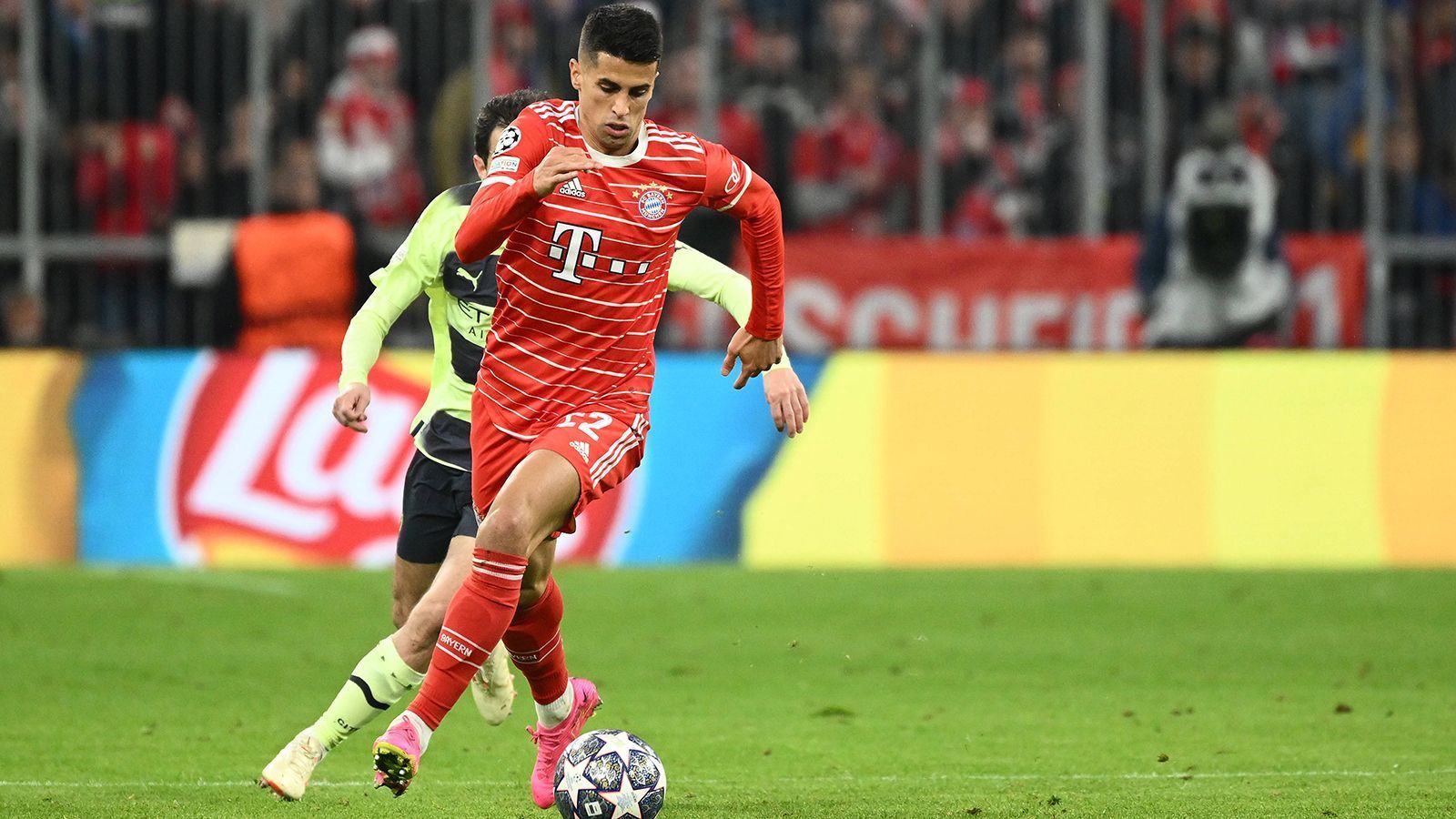 
                <strong>Joao Cancelo (FC Bayern München)</strong><br>
                Hochmotiviert, manchmal etwas ungestüm. Kassiert früh eine Gelbe Karte, steckt deswegen aber nicht auf. Zaubert in der Vorwärtsbewegung sogar zweimal. Nach vorne war es trotzdem ein bisschen zu wenig. Wird nach gut einer Stunde ausgewechselt. ran-Note: 3
              