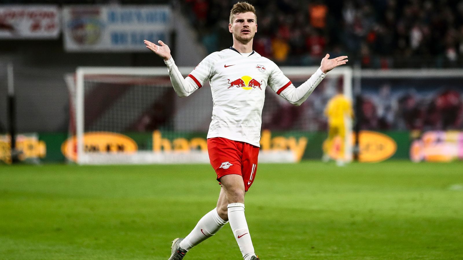 
                <strong>Timo Werner (RB Leipzig)</strong><br>
                Um Torjäger Suarez kurz-, aber auch langfristig zu ersetzen, soll sich Barcelona laut der Zeitung "Sport" unter anderem mit Leipzigs Timo Werner befassen. Dem Bericht nach sei die Chance, den deutschen Nationalspieler aber schon im Januar 2020 nach Spanien zu holen, gleich null. Immerhin hat Werner erst vor einigen Monaten seinen Vertrag in Leipzig bis 2023 verlängert und kämpft mit seinem Klub um den Meistertitel in der Bundesliga. So müssen sich die Katalanen kurzfristig wohl nach einem anderen Stürmer umsehen.
              