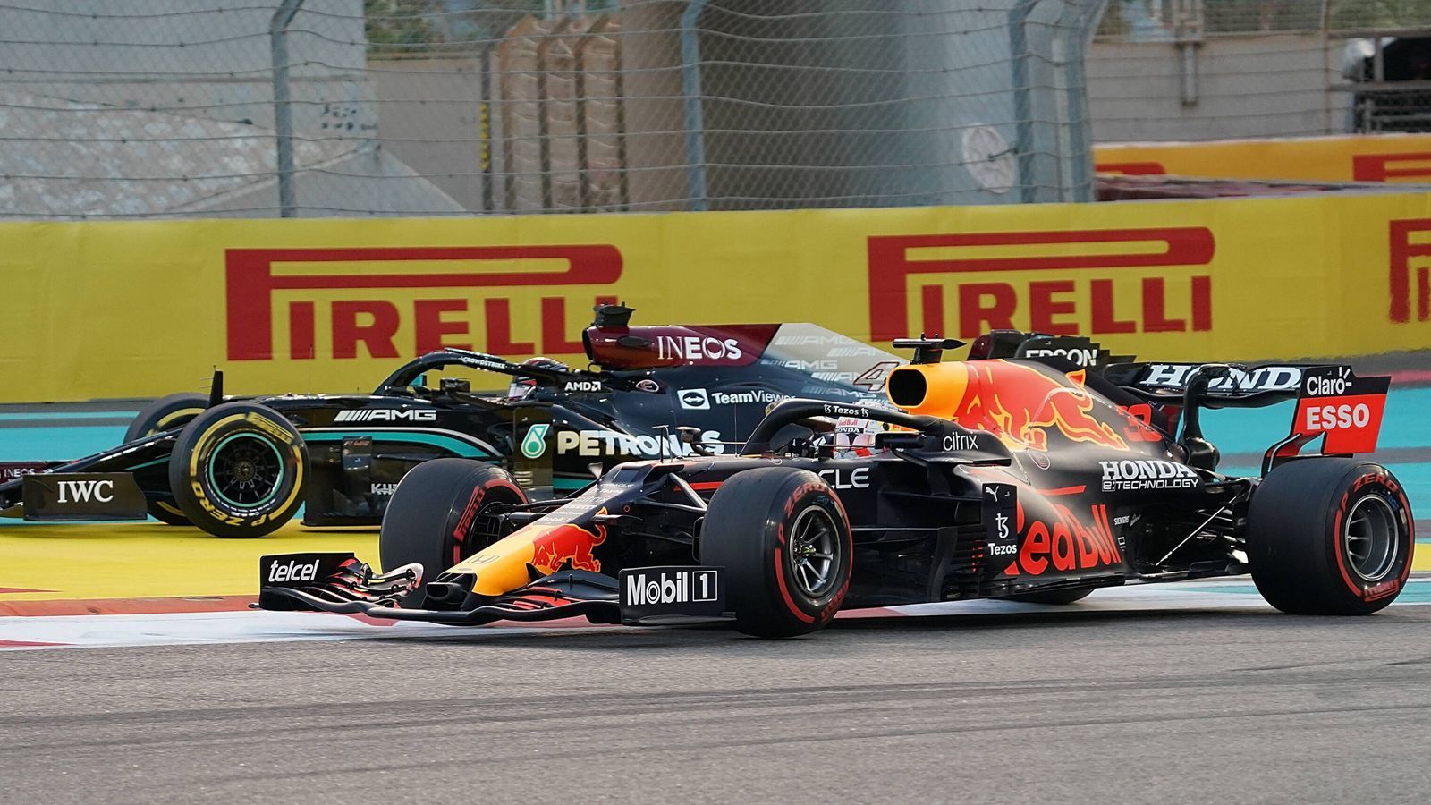 
                <strong>Showdown in Abu Dhabi: Vorteil Hamilton, Verstappen, Hamilton</strong><br>
                Und Verstappen und Hamilton halten auch in Abu Dhabi, was sie in der Saison versprachen. Im Training dominiert Hamilton, im Qualifying düpiert Verstappen dann seinen Widersacher, knallt eine Hammer-Runde in den Asphalt des Yas Marina Circuit. Hamilton kann nur staunen. Doch im Rennen nutzt er den verpatzten Start von Verstappen und setzt sich an die Spitze, lässt sich auch von einem frühen Angriff Verstappens nicht aus der Ruhe bringen. Alles sieht nach dem achten Titel des Briten aus, der wenige Runden vor Schluss zehn Sekunden Vorsprung hat.
              