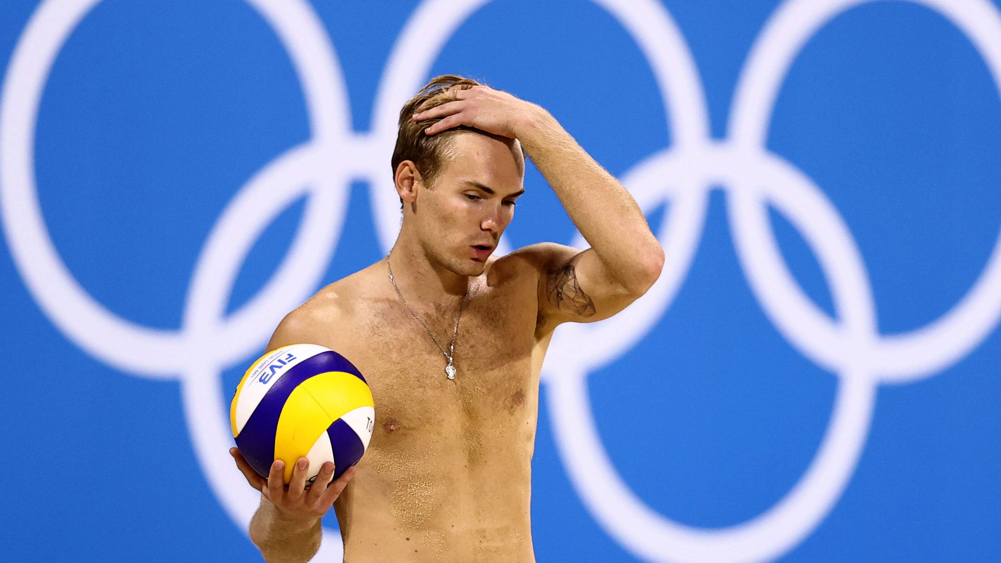 
                <strong>Beachvolleyballer müssen Training verschieben</strong><br>
                Ein großes Problem werden wahrscheinlich auch die Beachvolleyballer bekommen. Dort kommt die Hitze nämlich nicht nur von oben, sondern auch von unten. Die ersten Trainings mussten bereits abgesagt werden, weil der Sand sich zu sehr erhitzt hatte und unbespielbar war. Die Organisatoren haben zwar Maßnahmen, wie Kühlzelte oder Dunst-Ventilatoren eingeführt, diese dürften jedoch kaum ausreichend sein. Hinzu kommt, dass die Matches der Gruppenphase zwischen 9 und 15 Uhr stattfinden, also in der absoluten Mittagshitze. 
              