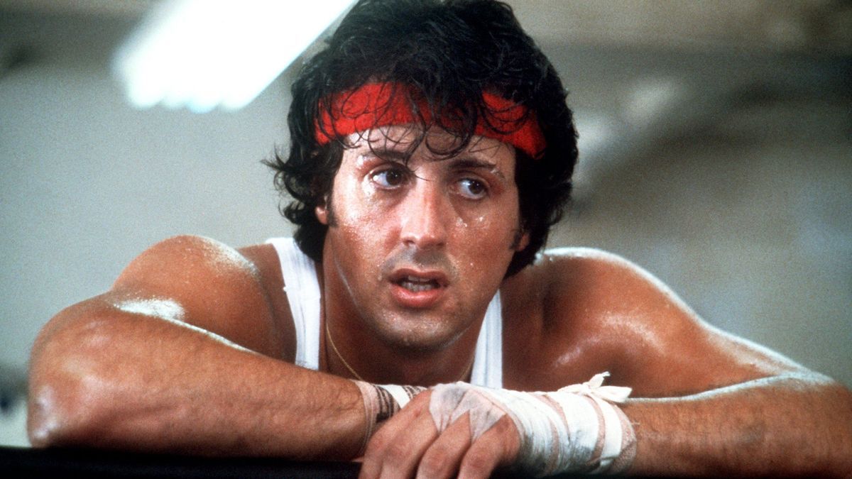 Erschöpft hängt der US-amerikanische Schauspieler Sylvester Stallone in den Seilen. Aufgenommen während Dreharbeiten zu dem Boxer-Film "Rocky II" 1979.