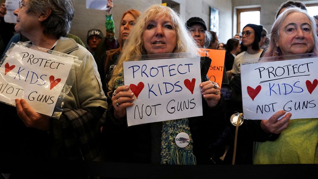 Der Senat von Tennessee stimmt für die Bewaffnung von Lehrer:innen. Anwesend bei der Abstimmung waren zahlreiche Waffengegner:innen.
