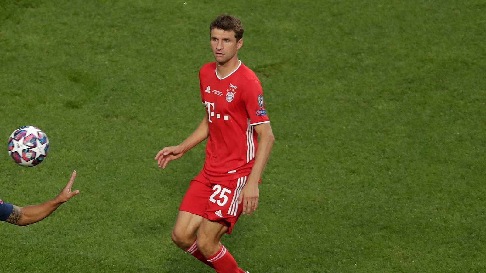 
                <strong>Thomas Müller</strong><br>
                Kommt im ersten Durchgang gar nicht zur Geltung, weil Bayern, wenn sie nach vorne spielen, über die Außen kommen. Die Vorlage für Kimmich, der dann den Assists zum 1:0 gibt, ist seine erste auffällige Offensivaktion. Kurz danach eine bärenstarke Flanke auf Coman, der den Ball am langen Pfosten nicht mehr aufs Tor bringen kann. ran.de-Note: 4
              