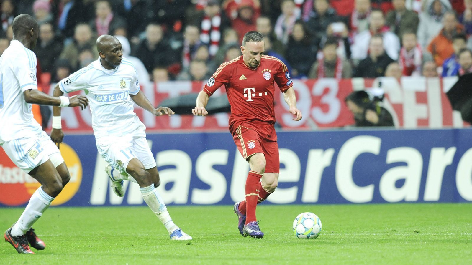 
                <strong>2011/12: Bayern München - Olympique Marseille</strong><br>
                Hinspiel: Olympique Marseille - Bayern München 0:2 -Rückspiel: Bayern München - Olympique Marseille 2:0 -Weiterer Verlauf: Final-Niederlage gegen den FC Chelsea (4:5 n.E.)
              