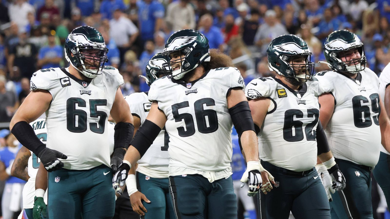 
                <strong>Starke Offensive Line der Eagles eine der besten der NFL </strong><br>
                "Pro Football Focus" bewertete die O-Line der Eagles in der Saison 2022/23 als die Beste der gesamten NFL. Eine Quote von 52 Prozent gewonnenen Pass-Duellen bedeutet ligaweit Platz eins. Auch Kelce, Mailata und Co. ist es zu verdanken, dass die Gesamt-Offense der Eagles in der Regular Season ligaweit die drittmeisten Punkte erzielte (28,1 Punkte pro Spiel im Schnitt). Jetzt werden Hurts' Beschützer gegen die Nummer-eins-Defense der San Francisco 49ers standhalten müssen, um in Super Bowl LVII einzuziehen.
              