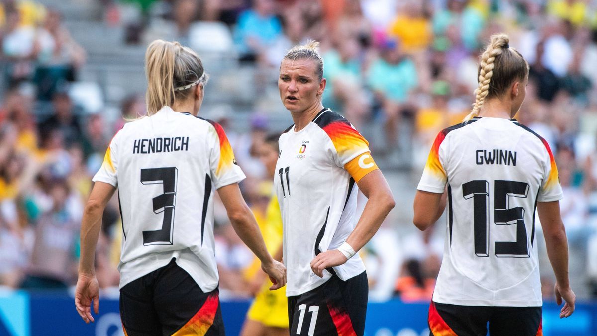 Alexandra Popp (Deutschland, 11) spricht mit Kathrin Hendrich (Deutschland, 03), Giulia Gwinn (Deutschland, 15), FRA, Olympische Spiele Paris 2024, Fussball Frauen, Deutschland (GER) vs Australien ...