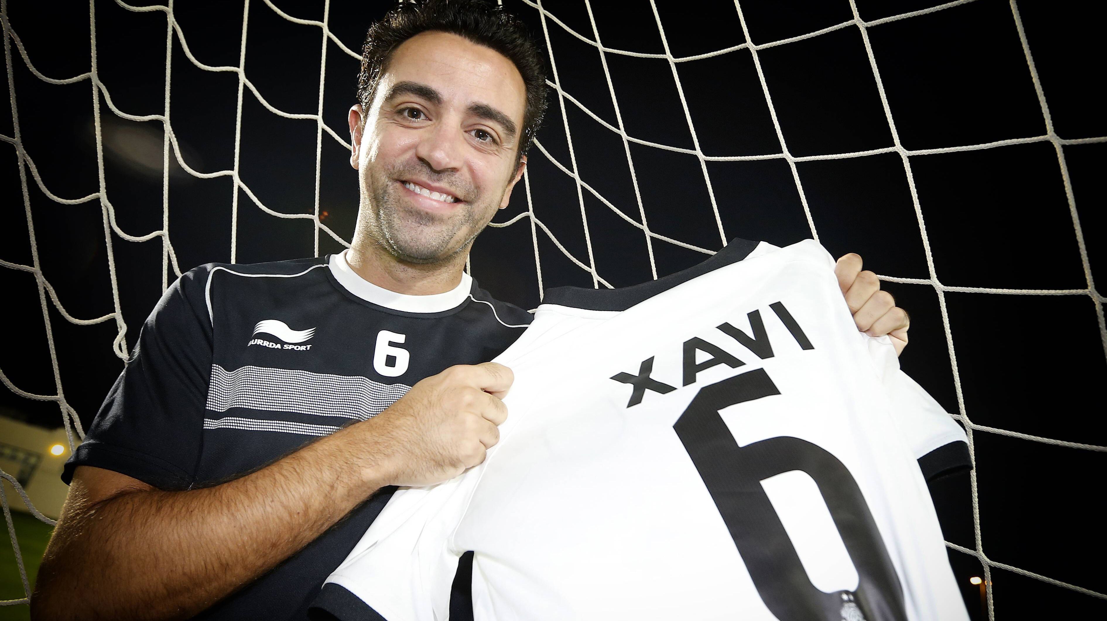 
                <strong>Xavi (Al-Sadd Sports Club)</strong><br>
                Xavi (Al-Sadd Sports Club): Der Spanier agiert jahrelang als Taktgeber beim FC Barcelona, auch beim WM- und den beiden EM-Titeln der Iberer spielt der 1,70 Meter kleine Ballverteiler eine wichtige Rolle. Seine Passquoten suchen ihresgleichen. 2015 wechselt Xavi nach Katar, um seine Karriere ausklingen zu lassen.
              