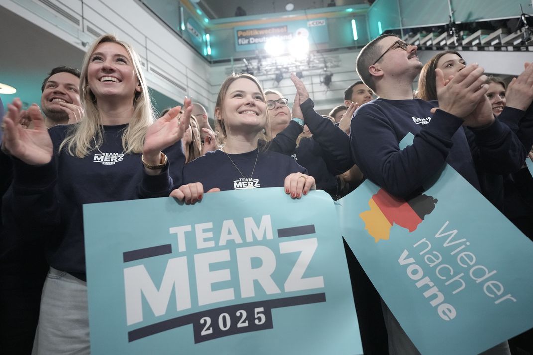 CDU-Anhänger reagieren im Konrad-Adenauer-Haus nach der Prognose zum Ergebnis der Bundestagswahl. Am Sonntag fand die vorgezogene Wahl zum 21. Deutschen Bundestag statt.