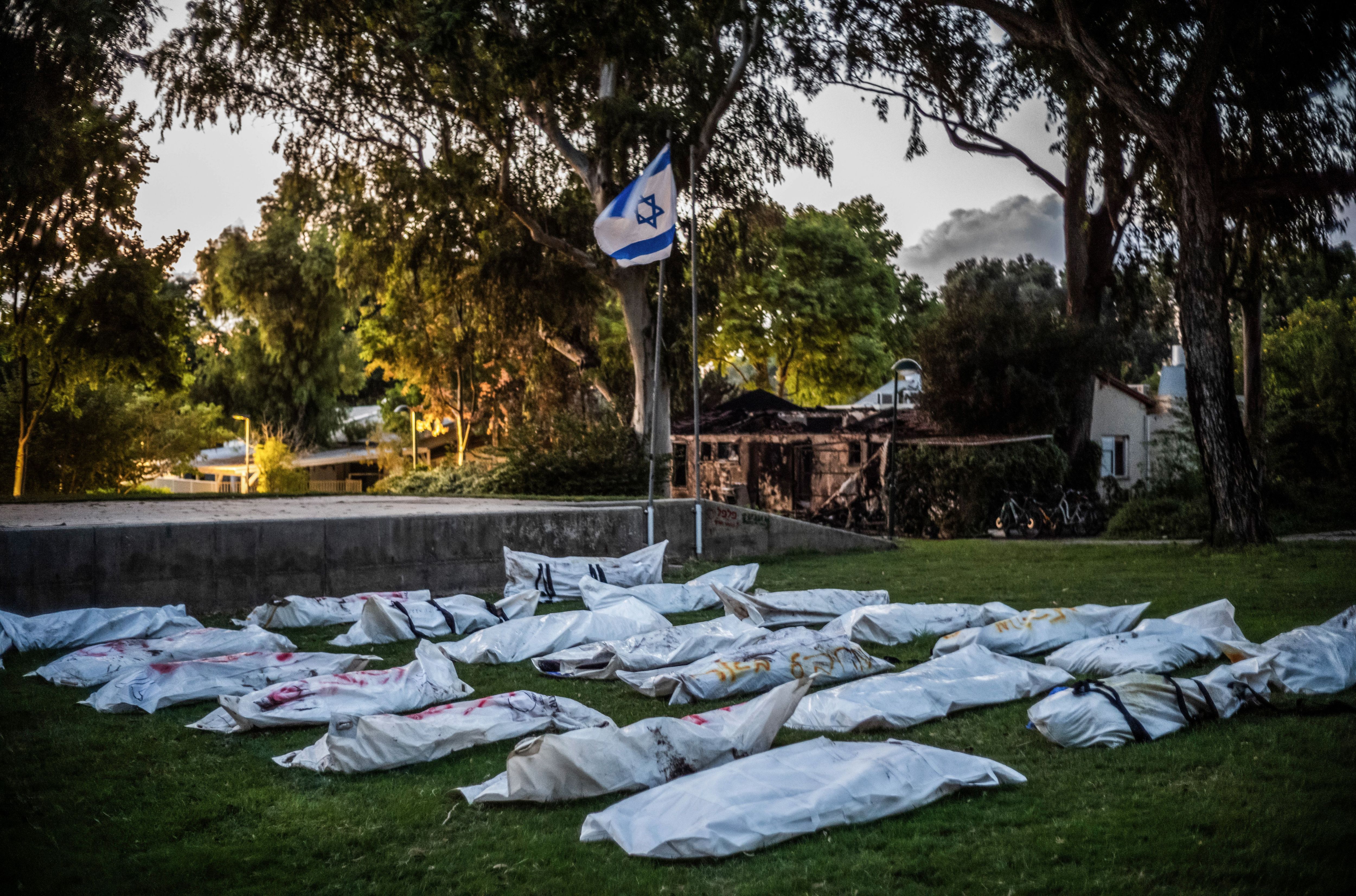 Nachdem israelische Streitkräfte am 11. Oktober die Kontrolle über das Kibbuz Be'eri zurückgewonnen haben, liegen die Leichen bewaffneter Palästinenser auf dem Boden.