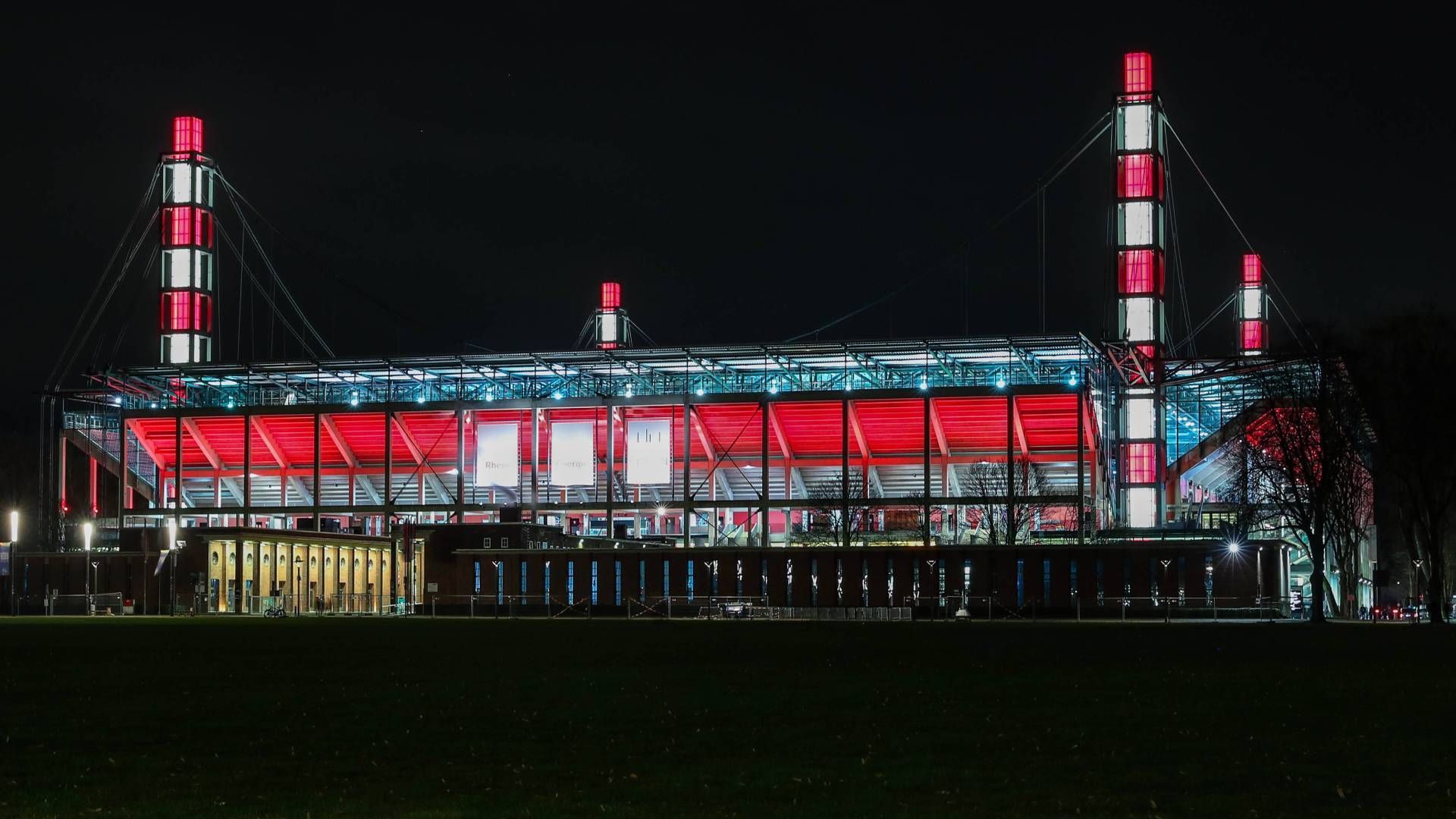 
                <strong>12. Platz (geteilt): Rheinenergiestadion (1. FC Köln; 6 Punkte)</strong><br>
                Die Kölner verdoppelten ihre Punktzahl von drei auf sechs Zähler. Möglich machten dies hausgemachte Reibekuchen mit Apfelmus sowie die Einführung einer veganen Bratwurst.
              