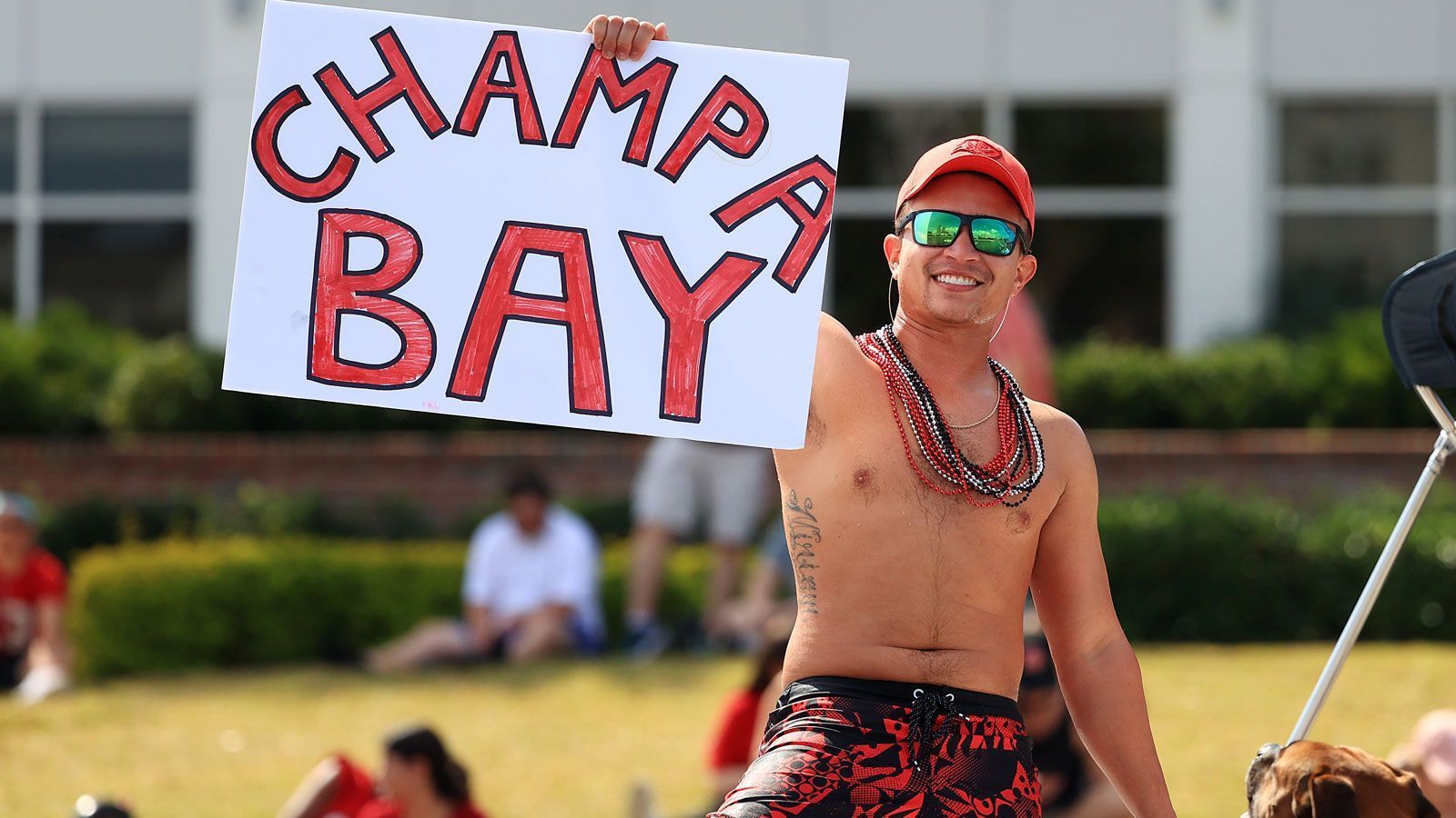 
                <strong>Die Bootsparade der Buccaneers nach dem Super-Bowl-Triumph</strong><br>
                Dieser Fan kreiert einen neuen Stadtnamen für Tampa Bay respektive Tompa Bay.
              