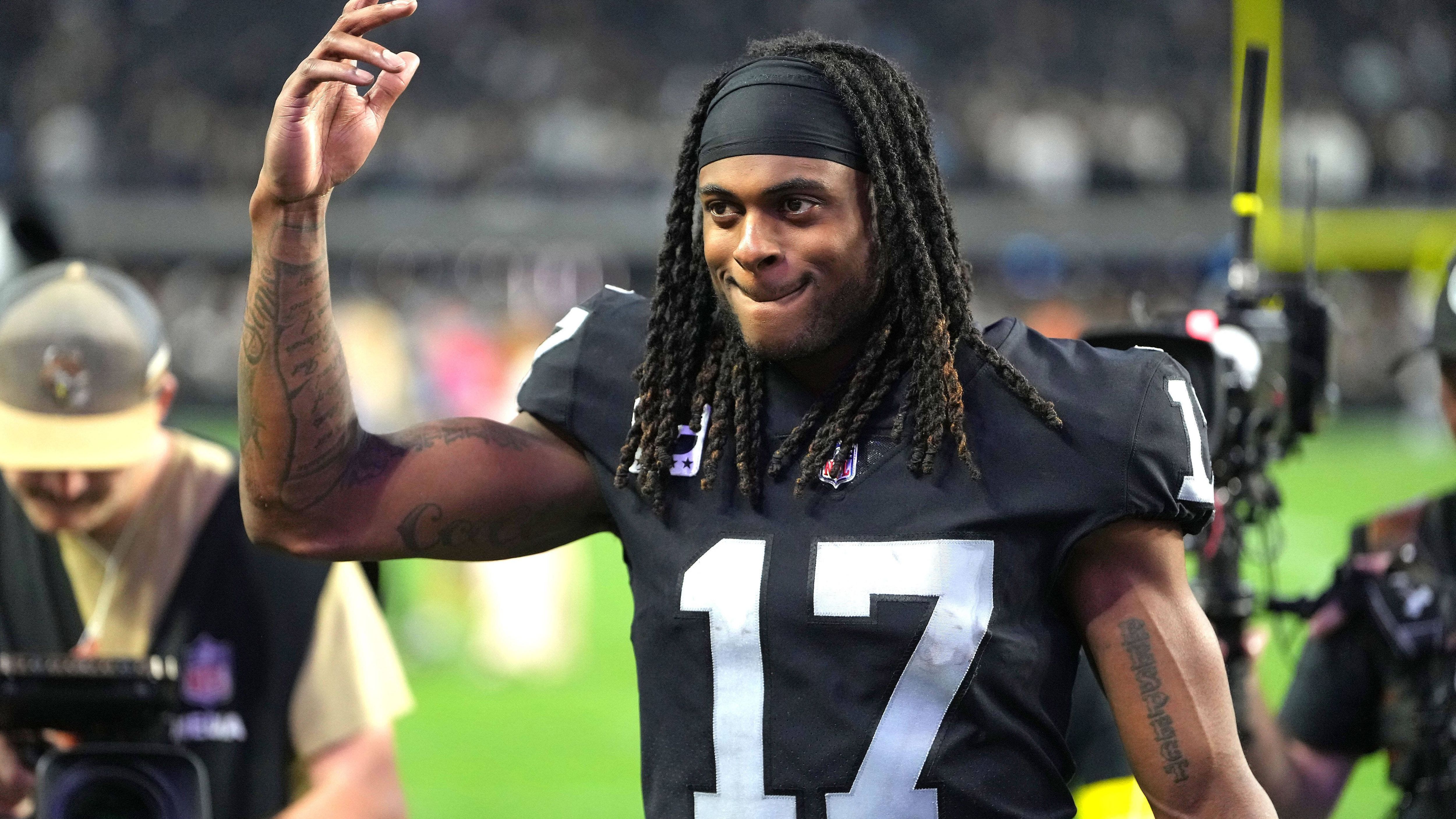 
                <strong>Davante Adams (von Green Bay Packers zu Las Vegas Raiders)  </strong><br>
                Ein Erst- und einen Zweitrundenpick im Draft 2022 reichte den Las Vegas Raiders aus, um Aaron Rodgers langjährige Edel-Anspielstation Davante Adams von den Green Bay Packers loszueisen. Bei den Raiders bekam der Wide Receiver einen Fünf-Jahres-Vertrag über 141,25 Millionen Dollar – was die Packers ihm zuvor verweigert hatten. Auch wenn Las Vegas in Adams' erstem Jahr als Team nicht überzeugen konnte, lieferte er mit 14 Touchdowns und 1.516 Receiving Yards eine starke individuelle Saison ab, die er mit einer All-Pro-Nominierung krönte. Nach der Entlassung von Adams-Kumpel Derek Carr wird der 30-Jährige ab 2023 Pässe von Neuzugang Jimmy Garoppolo fangen.
              