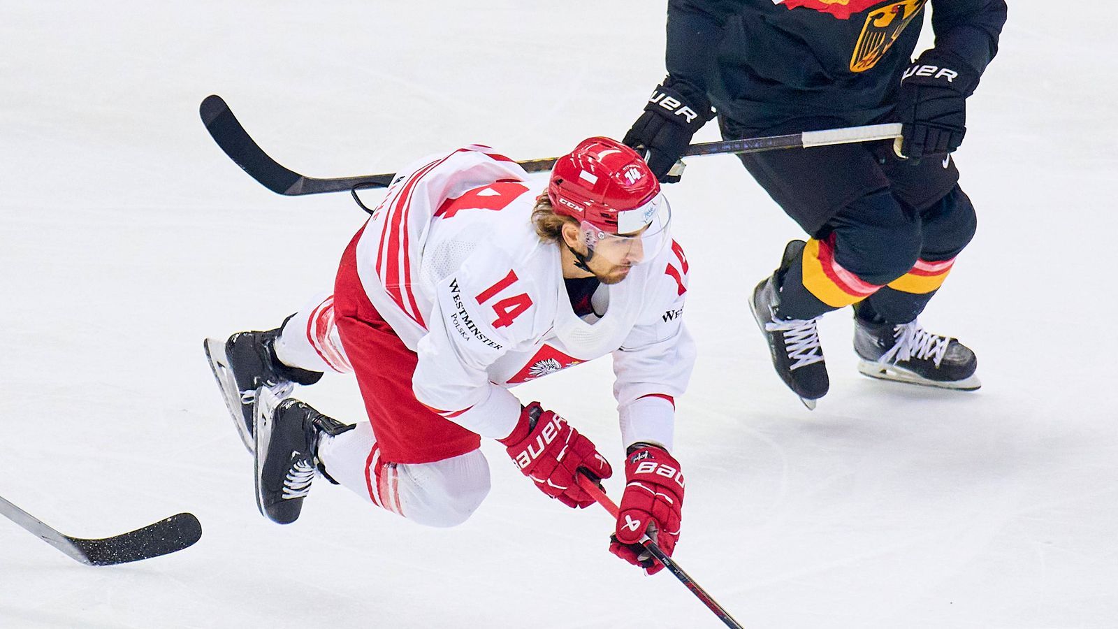 <strong>Zusätzliche Schwierigkeiten</strong><br>Die Spieler haben mit dem schlechten Eis in der Arena zu kämpfen, weil es ihnen in der Rückwärtsbewegung immer wieder die Beine wegzieht. Auch Nico Sturm schimpft in der Drittelpause: "Die Temperatur hier drin ist abartig. Das Eis ist heute extrem schlecht!"