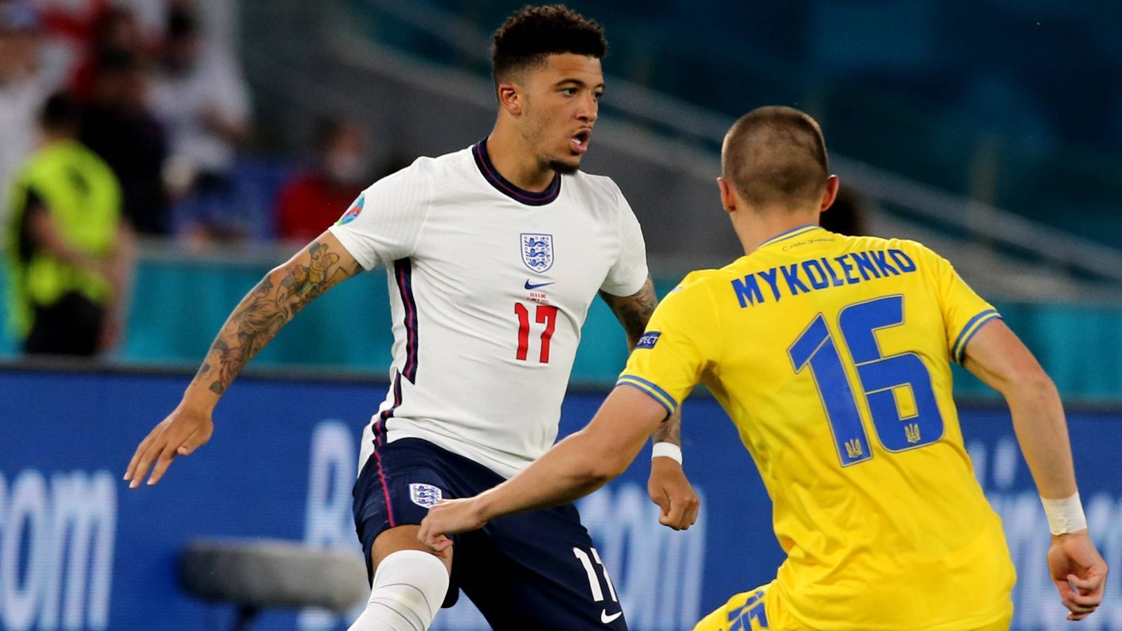 
                <strong>Jadon-Sancho-Watch: So lief es für den neuen United-Star gegen die Ukraine</strong><br>
                Die Engländer zählen nach dem souveränen 4:0-Sieg im EM-Viertelfinale gegen die Ukraine spätestens jetzt zu den Topfavoriten bei der EM 2021. Bei dieser Begegnung in Rom durfte bei den "Three Lions" Jadon Sancho - frisch vom BVB zu Manchester United gewechselt - erstmals bei der Endrunde von Beginn an auflaufen. Wir haben uns seine Leistung genauer angeschaut. Die Sancho-Watch.
              