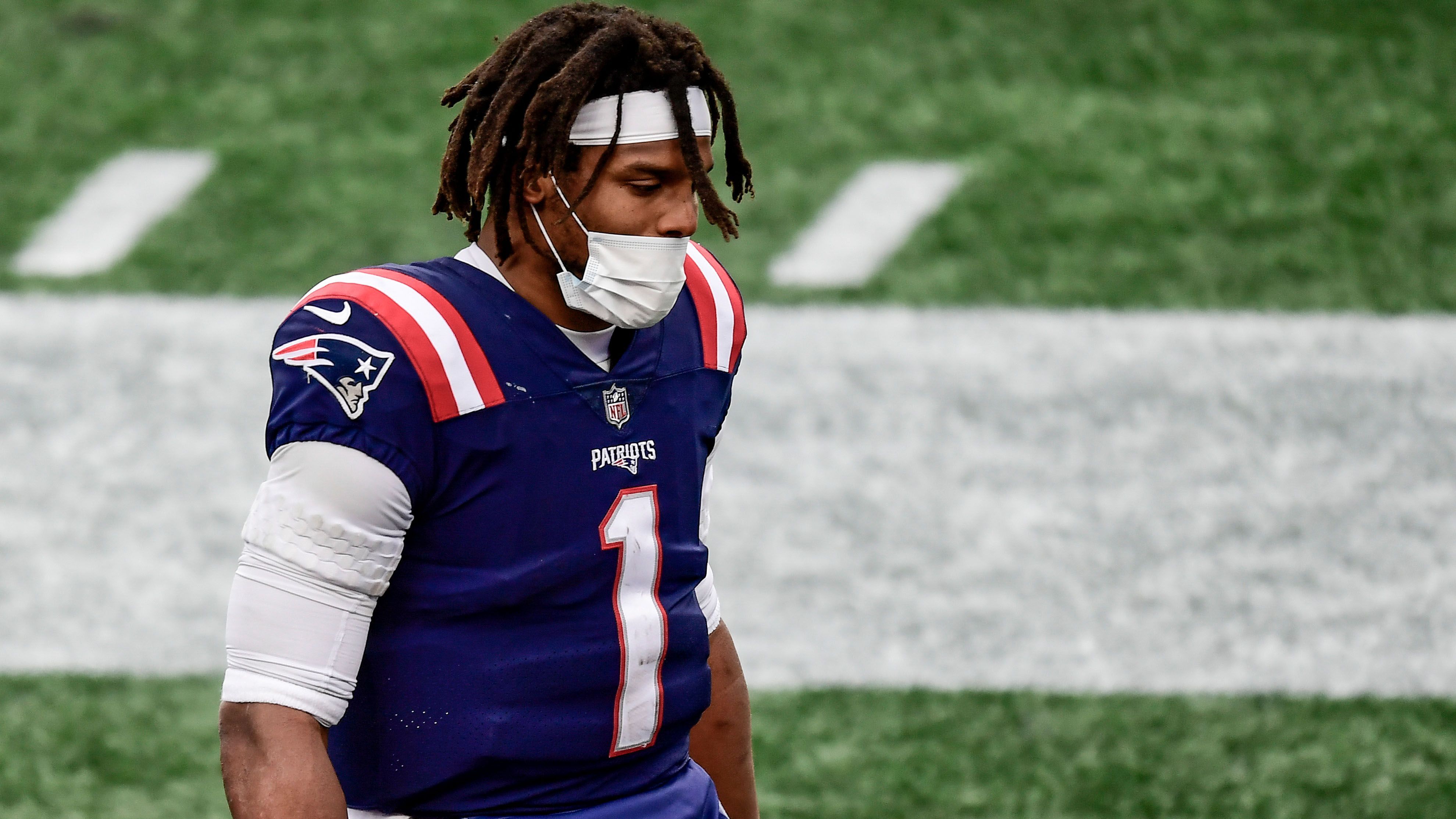 
                <strong>Verlierer: Cam Newton</strong><br>
                Das Gerücht verbreitete sich wenige Stunden vor dem Kickoff: Das Spiel gegen die New York Jets wird für Cam Newton wohl das letzte im Dress der New England Patriots gewesen sein. Laut NFL-Insider Adam Schefter von "ESPN" suchen die "Pats" bereits nach einem neuen Quarterback. Auch "Super Cam" geht von einer Trennung aus. Das Experiment in New England ist gescheitert. Zum Abschluss zeigte er mit 242 Yards und drei Touchdowns noch einmal eine bessere Leistung. Dennoch: Der 31-Jährige wird wohl erneut als Free Agent in die Offseason gehen. Seine Zukunft in der NFL in unsicherer denn je.
              