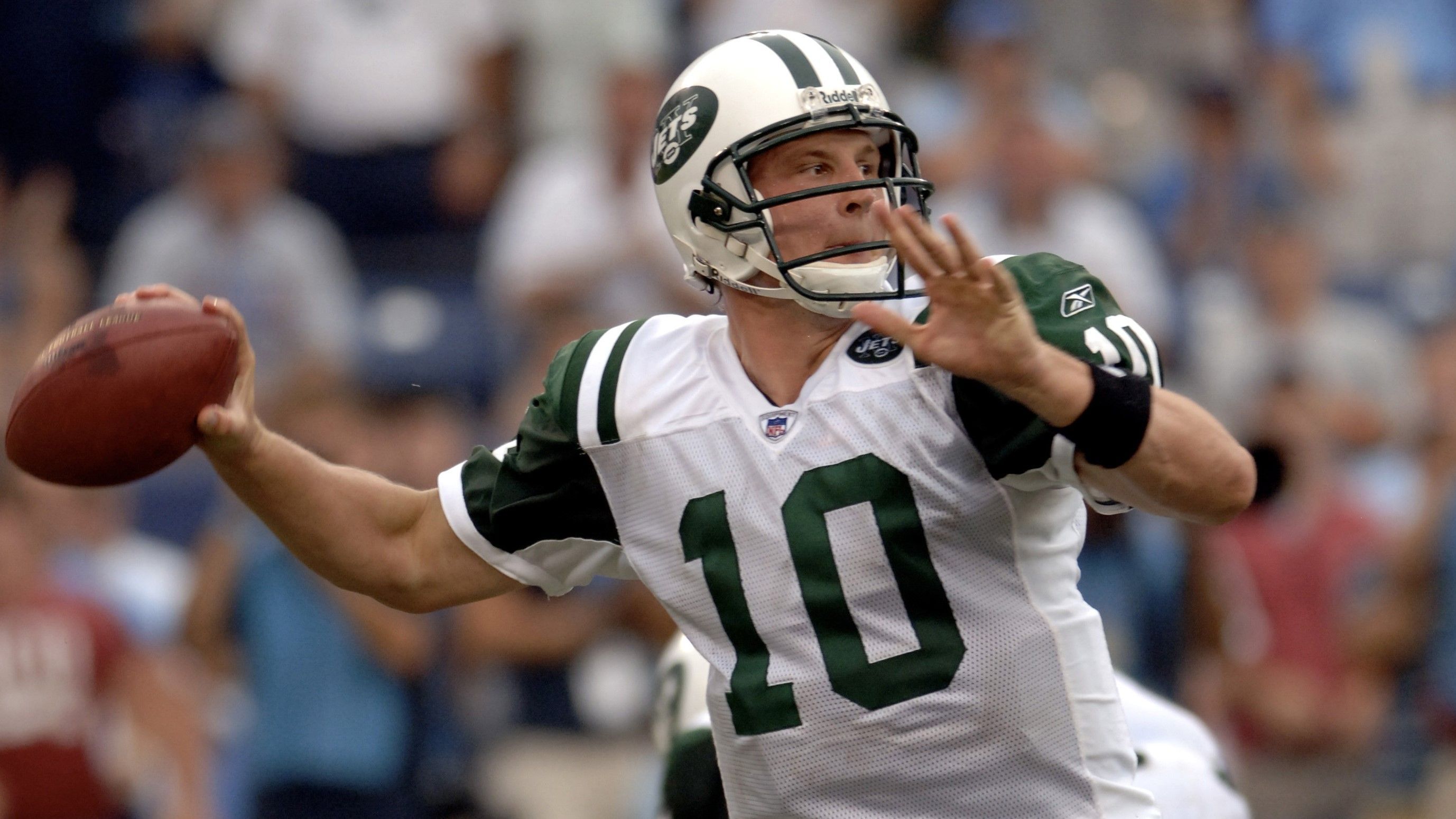 
                <strong>Chad Pennington (18. Pick, New York Jets)</strong><br>
                Die Jets setzten damals ihren 18. Pick für Chad Pennington ein, der von der Marshall University kam. Pennington verbrachte insgesamt elf Spielzeiten in der NFL, hat bei den Jets und Dolphins gespielt. In seiner Karriere verdiente er 51 Millionen Dollar. Heute leitet der 43-Jährige zusammen mit seiner Frau die "1st and 10 Foundation" und ist Direktor der NFL Legends Community. Im Jahr 2018 gab der ehemalige Quarterback außerdem sein Debüt als Cheftrainer an der Sayre School in Lexington, einer High School, die zum ersten Mal seit über 40 Jahren wieder ein Football Team stellt. 
              