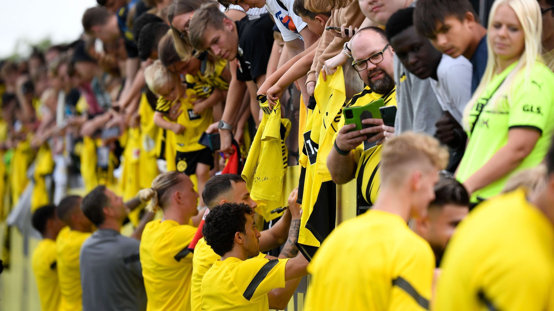 
                <strong>Der Trainingsauftakt von Borussia Dortmund</strong><br>
                Nach der Trainingseinheit suchen die Spieler den Kontakt zu den Fans. Die wiederum können sich über begehrte Autogramme ihrer Idole freuen.
              