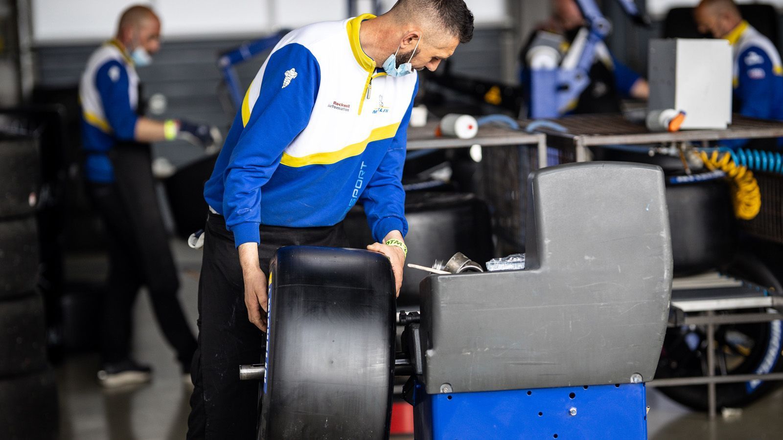 
                <strong>Reifen</strong><br>
                Zur Saison 2021 wechselte die DTM von Hankook- auf Michelin-Reifen. Dabei setzen die Verantwortlichen auf die Medium-Mischung S8M, die beim Test auf dem Lausitzring zum Einsatz kam, als Standardreifen. Grund ist der etwas höhere Abbau als bei der härteren Mischung. Das heißt allerdings nicht, dass der härteste GT3-Reifen von Michelin gar nicht zum Einsatz kommen. "Wenn es ein Rennen geben sollte, bei dem die Temperaturen weit über das Ziel hinausschießen oder die Reifenbelastung so groß ist, dann haben wir diese Möglichkeit", erklärt Berger.
              