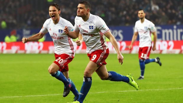 
                <strong>Top - Kyriakos Papadopoulos (Hamburger SV)</strong><br>
                Top - Kyriakos Papadopoulos (Hamburger SV): Nachdem der griechische Abwehr-Koloss in der Hinrunde nur ein einziges Mal für RB Leipzig spielen durfte, lieh ihn sein Stammverein Leverkusen im Frühjahr an den HSV aus - eine Top-Entscheidung! Denn mit Papadopoulos auf dem Platz holte der Bundesliga-Dino in sieben Spielen 13 Punkte. Dass der 25-Jährige auch beim 3:0-Auswärtssieg in Leipzig traf, dürfte für den Griechen eine besondere Genugtuung gewesen sein. Unter HSV-Trainer Markus Gisdol, der "Papa" schon aus Schalker Zeiten kennt, blüht der Nationalspieler auf - wie der Hamburger SV insgesamt.
              