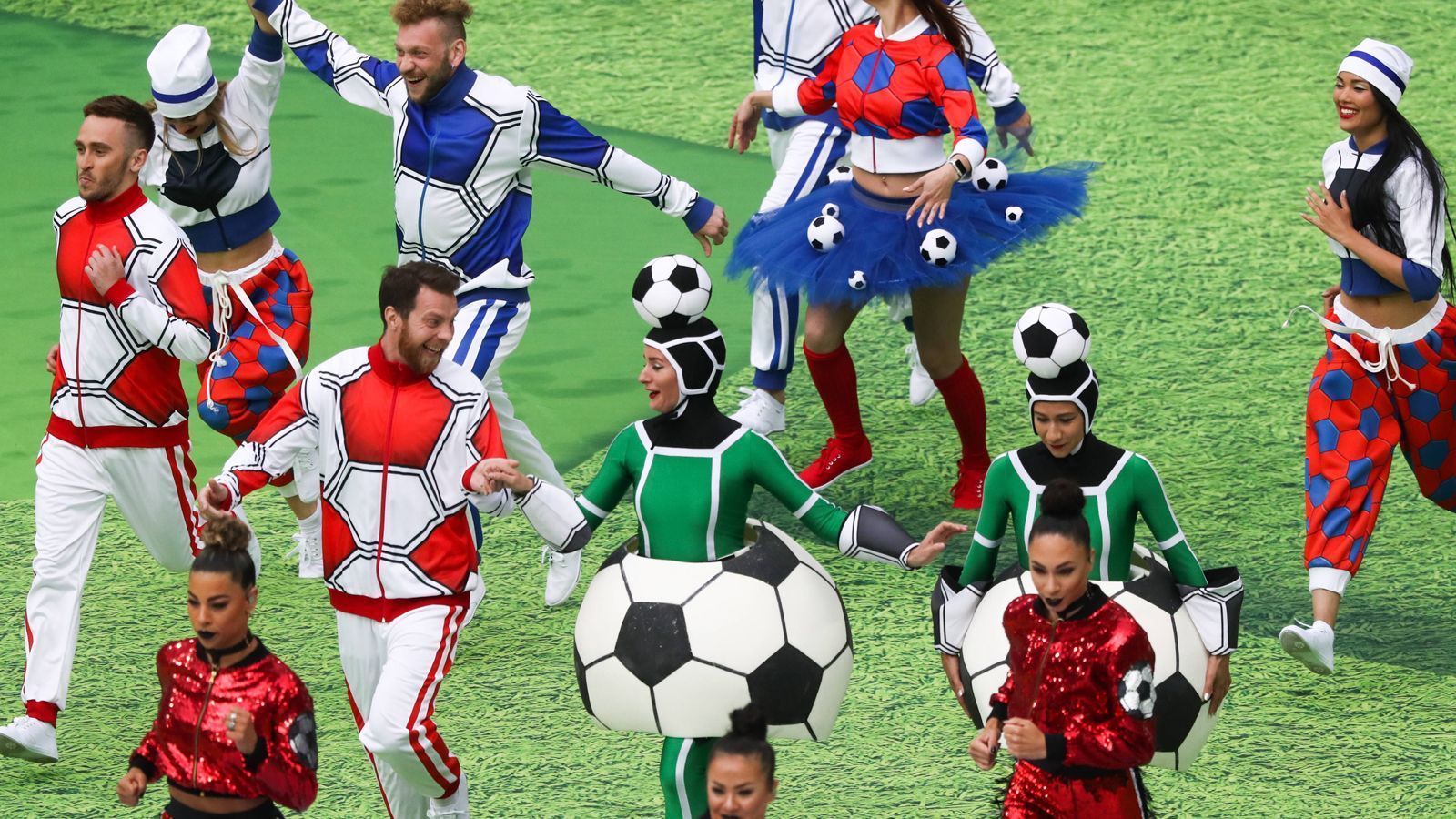 
                <strong>WM 2018: So lief die Eröffnungsfeier</strong><br>
                Ansonsten war die Feier, die den Fokus auf Tanz und Musik legte, eher kurz gehalten, nur knapp 15 Minuten lang dauert das Spektakel. Ungewöhnlich, aber richtig. Schließlich soll der Fußball im Fokus stehen.
              