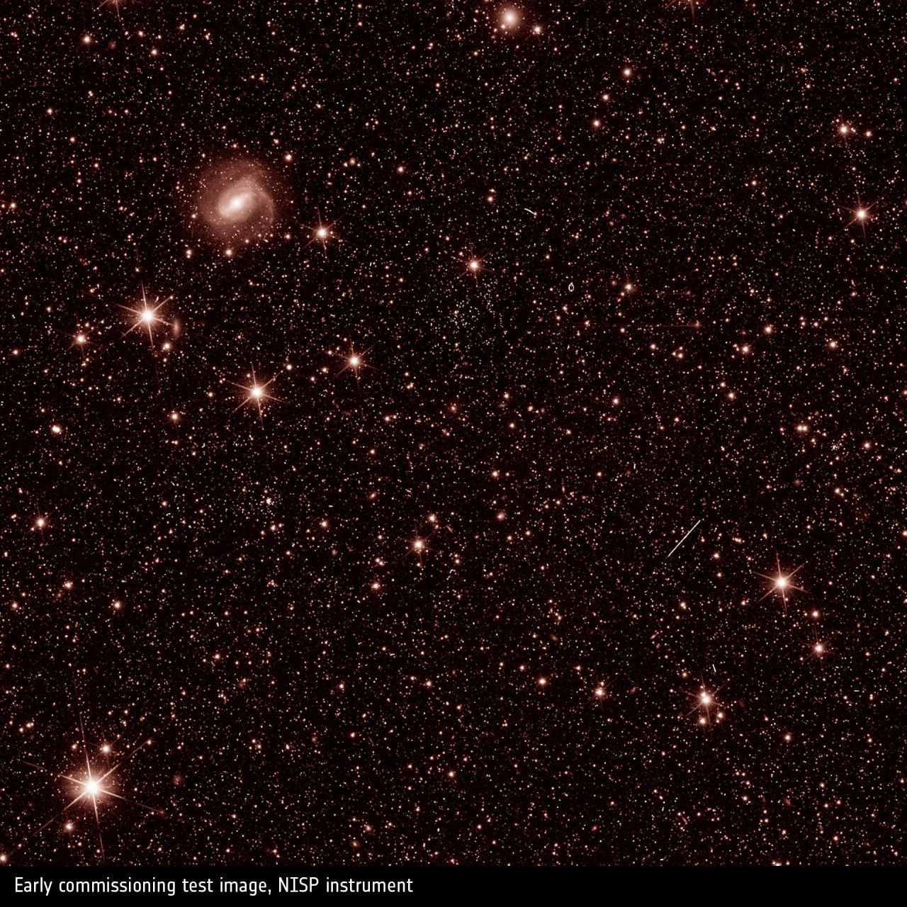 Dieses Testbild wurde mit dem "Y"-Filter von NISP aufgenommen. Das Nah-Infrarot-Spektrometer und Photometer (NISP) von Euclid dient der Messung der Lichtmenge, die Galaxien bei jeder Wellenlänge aussenden. Euclids Teleskop sammelte 100 Sekunden lang Licht, damit NISP dieses Bild erstellen konnte. Es wird erwartet, dass es im normalen Betrieb etwa fünfmal länger Licht einfängt und so viel weiter entfernte Galaxien enthüllt.