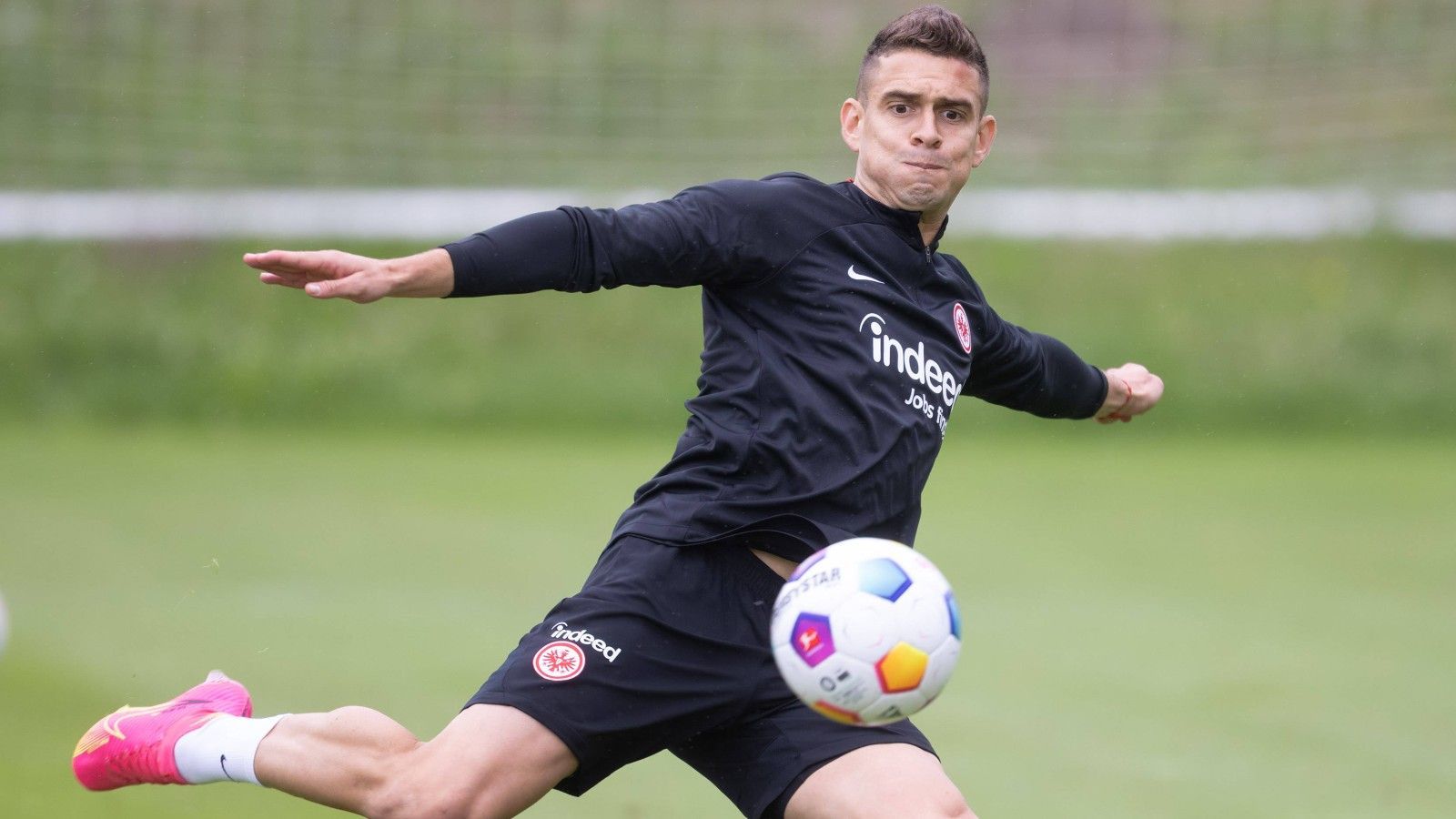 <strong>Rafael Borre (Werder Bremen)</strong><br>Werder Bremen hat sich am Deadline Day mit Stürmer Rafael Borre verstärkt. Der Kolumbianer wechselt auf Leihbasis von Eintracht Frankfurt an die Weser und soll den nach Dortmund gewechselten Niclas Füllkrug ersetzen.