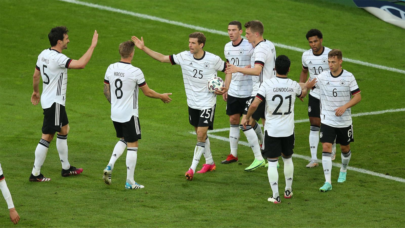 
                <strong>Die DFB-Elf gegen Lettland in der Einzelkritik</strong><br>
                Im letzten Testspiel vor der anstehenden EM setzte sich die DFB-Elf mit 7:1 gegen Lettland durch (zum Spielbericht), die sich nicht als ebenbürtig erwiesen. Bei der DFB-Elf überzeugten neben Robin Gosens vor allem die Rückkehrer. ran hat die DFB-Akteure in der Einzelkritik benotet.
              