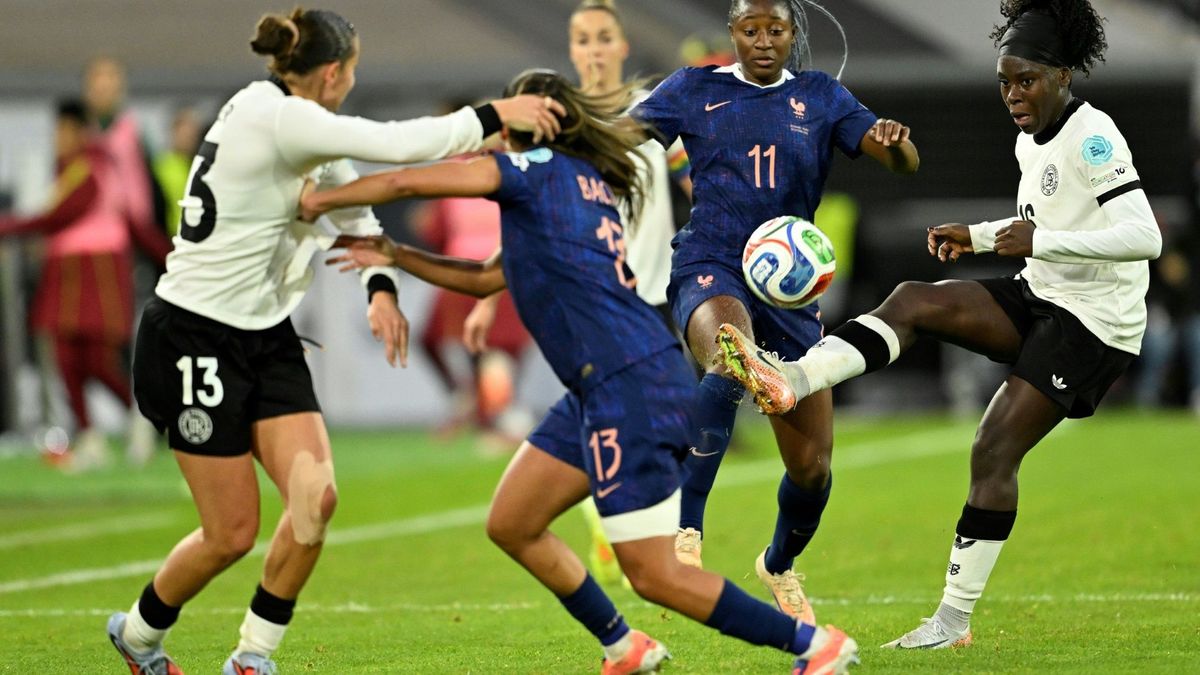 In Caen am Ball: Nicole Anyomi (r.)