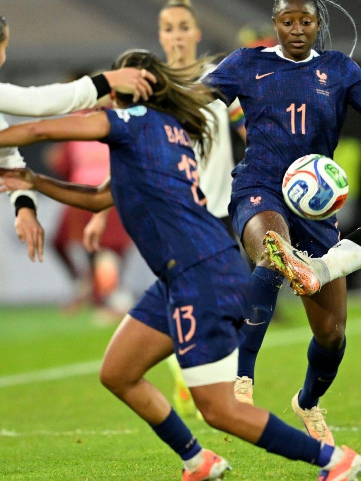 In Caen am Ball: Nicole Anyomi (r.)
