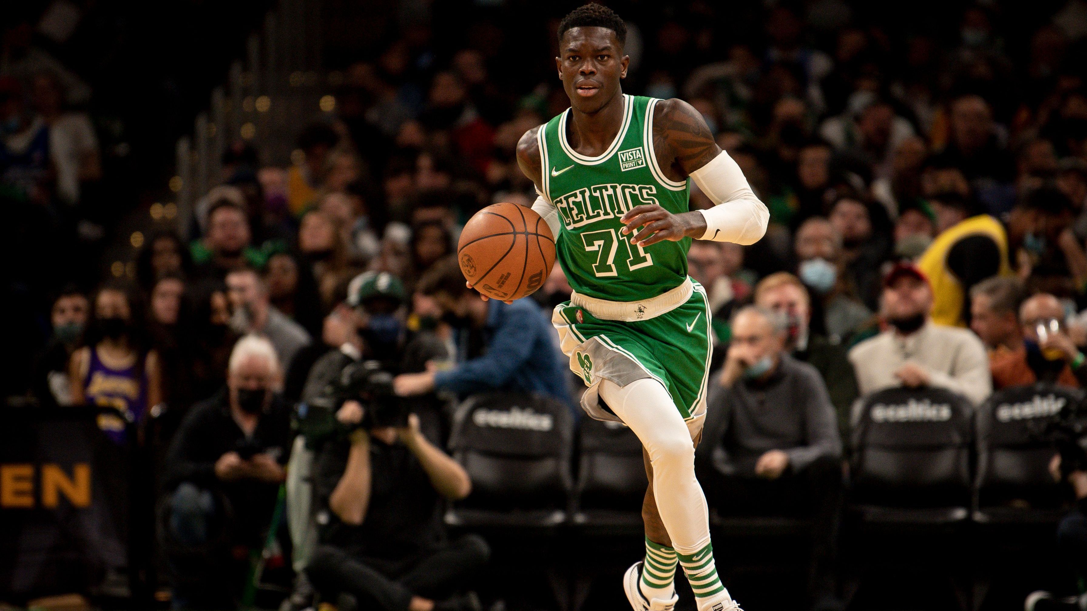 <strong>Boston Celtics (2021-2022)</strong><br>Für die Kelten absolvierte der Deutsche 49 Spiele, in denen ihm 14,4 Punkte und 4,2 Assists gelangen. Obwohl es für ihn eigentlich gut lief, entschieden sich die Celtics den Braunschweiger während der Saison, am 10. Februar 2022, zusammen mit Enes Freedom und Bruno Fernandeo für Daniel Theis zu traden.