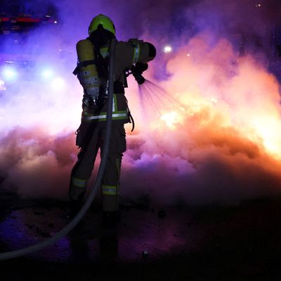 Mehrere Lastwagen brennen auf Baugelände in Neukölln aus