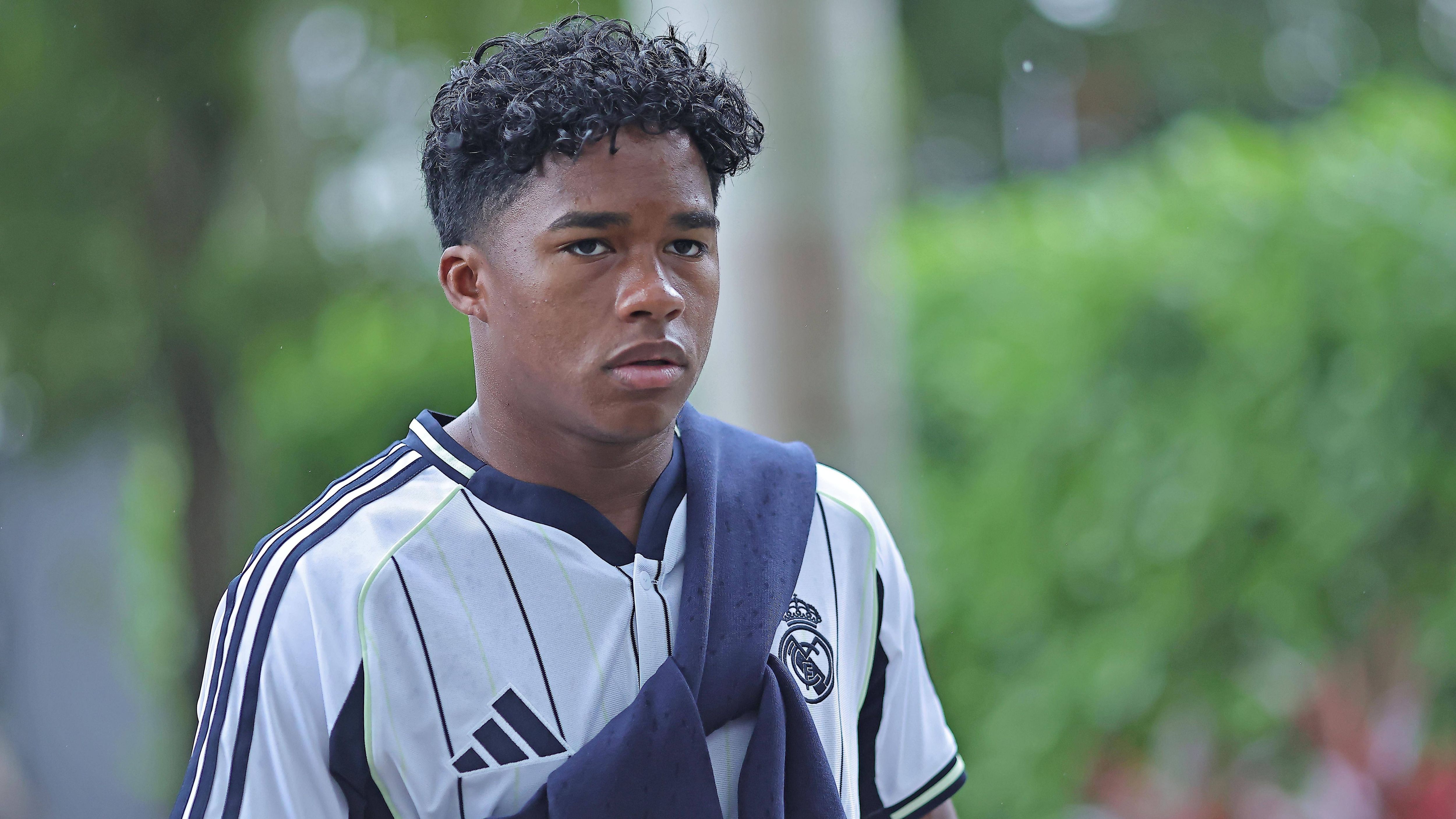 <em><strong>Endrick (Real Madrid)</strong><br>Die "Königlichen" wollen ihr Supertalent verleihen! Das berichtet zumindest die "Cadena SER". Der 18-Jährige wechselte 2024 für rund 47,5 Millionen Euro von Palmeiras zu den Madrilenen und soll jetzt offenbar anderorts Spielpraxis sammeln. Auch ein Wechsel in die Bundesliga scheint möglich. In Madrid spielte sich der 21-jährige Stürmer Gonzalo Garcia während der&nbsp;<a href="https://www.ran.de/sports/fussball/klub-wm">FIFA Klub-WM</a> in den Fokus - Endrick laboriert momentan noch an einer Verletzung.</em>