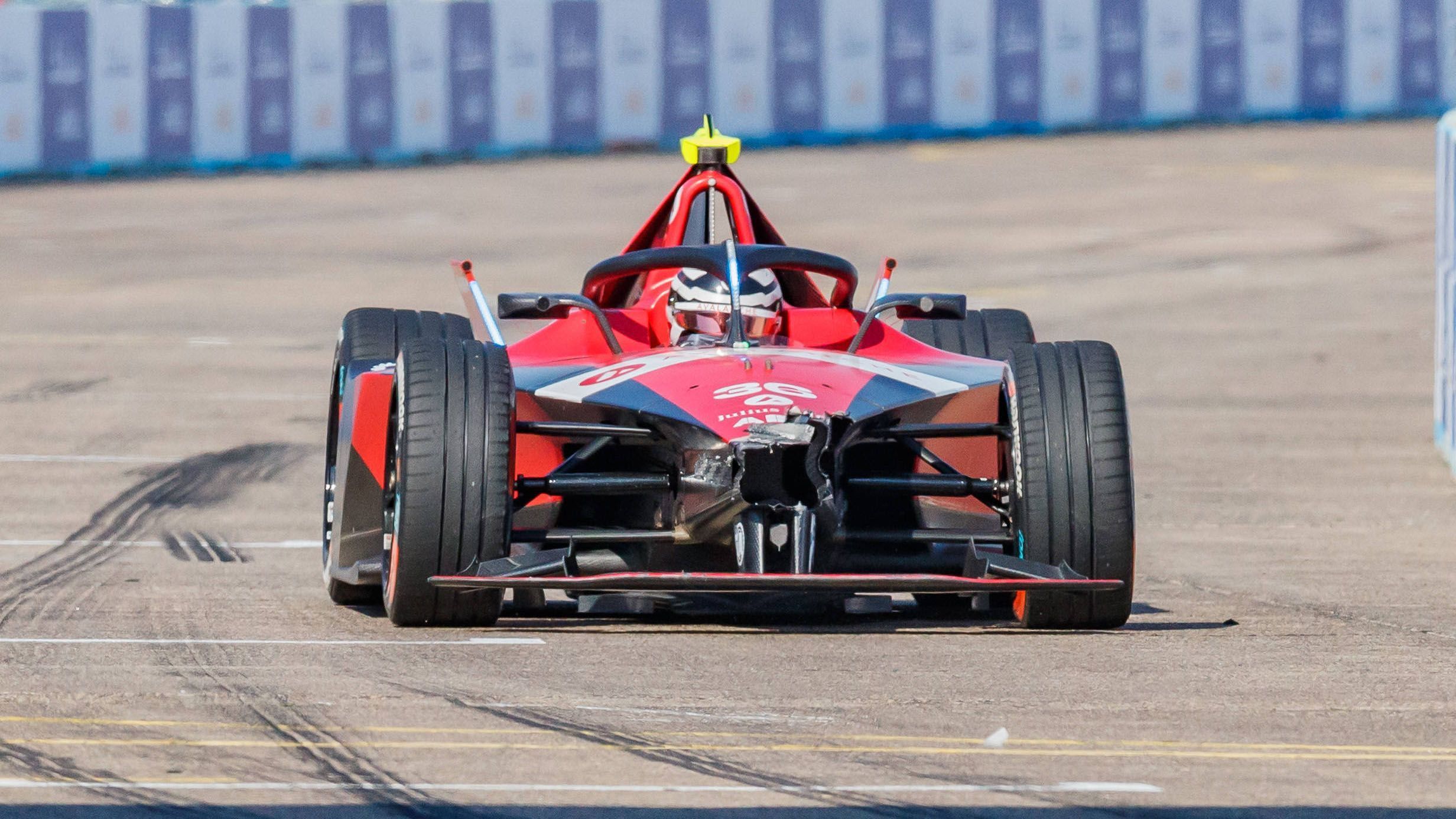 
                <strong>Andre Lotterer (Andretti)</strong><br>
                Der Sonntag verlief hingegen weniger erfreulich für den Duisburger, der seinen Boliden im Qualifying nur auf Rang 15 platzierte. Wie schon am Vortag war Lotterer an einem Unfall beteiligt und musste sich frühzeitig an der Box eine neue Nase abholen. Ohne danach noch Chancen auf Punkte zu haben, beendete der 41-Jährige das Rennen auf dem 21. und damit vorletzten Platz. In der Fahrerwertung liegt Lotterer mit 23 Punkten nun auf Rang 13.
              