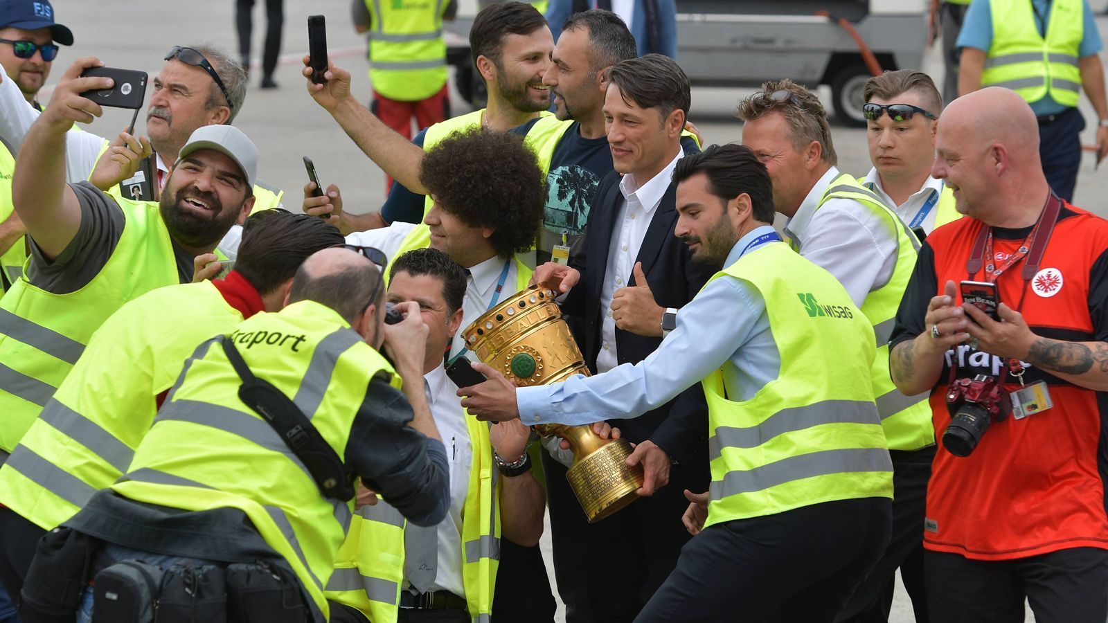 
                <strong>Empfang der Eintracht-Pokalhelden am Frankfurter Römer</strong><br>
                Das Flughafen-Personal wollte natürlich die einmalige Chance nutzen, sich mit dem scheidenden Trainer Niko Kovac und dem DFB-Pokal in Szene zu setzen. 
              