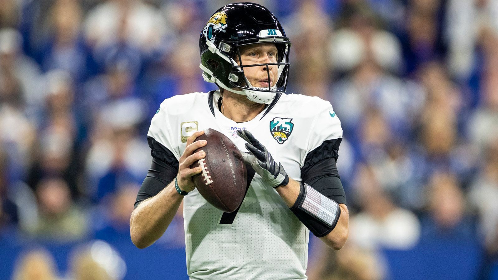 
                <strong>Erfahrung: Foles ist nur auf den ersten Blick im Vorteil</strong><br>
                Nick Foles spielt bereits fünf Jahre länger in der NFL, hat einen Super Bowl gewonnen und sollte mit seinen 31 Jahren deutlich mehr Erfahrung haben als Trubisky. Doch der Schein trügt: Weil Foles oftmals nur Backup war, hat er in den regulären Spielzeiten lediglich fünf Starts mehr vorzuweisen als Trubisky. Zudem ist Trubisky seit drei Jahren fast durchgängig der Starting-Quarterback der Bears. Foles hingegen hatte in keiner einzigen Saison mehr als elf Starts – oftmals deutlich weniger.
              