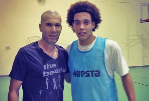 
                <strong>Happy Birthday, Zizou!</strong><br>
                Ein Tag nach dem Sieg seiner Belgier über Russland sendete Alex Witsel seine Geburtstagswünsche an Zinedine Zidane via Twitter: "Just want to wish happy birthday to the legendary Zidane. You are an inspiration."
              