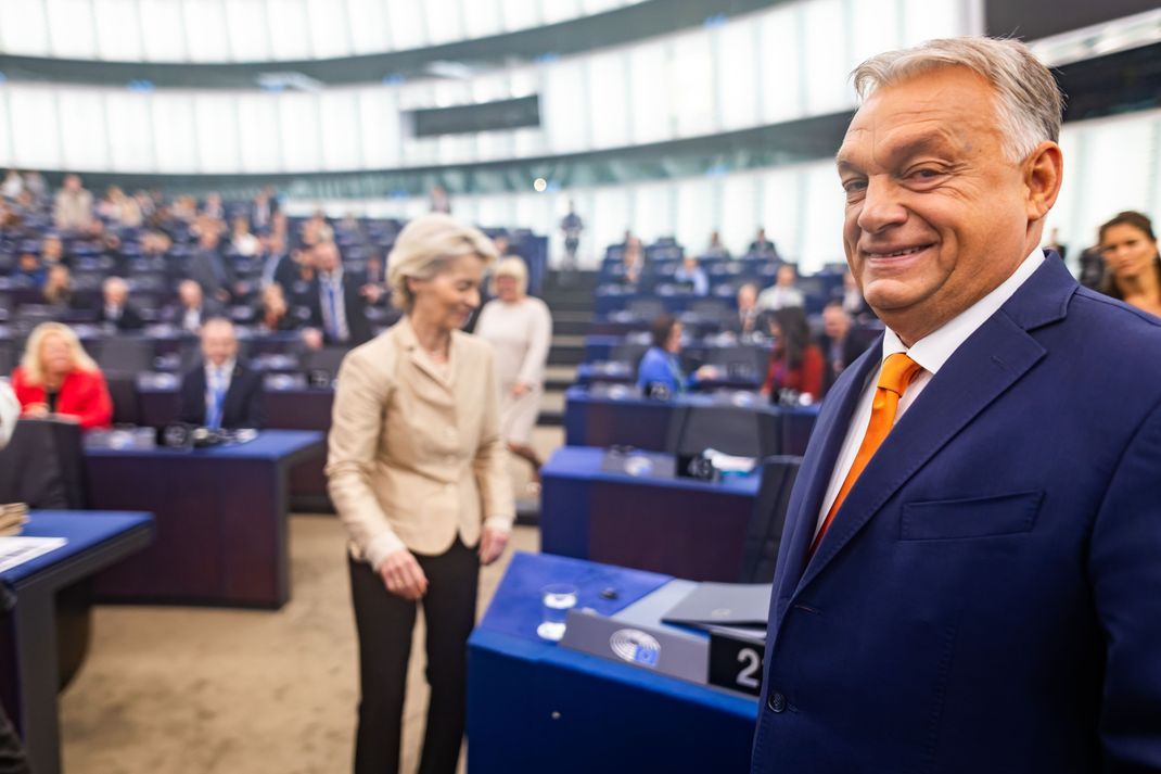 Ungarns Ministerpräsident Orban und EU-Kommissions-Chefin von der Leyen im Europäischen Parlament in Straßburg